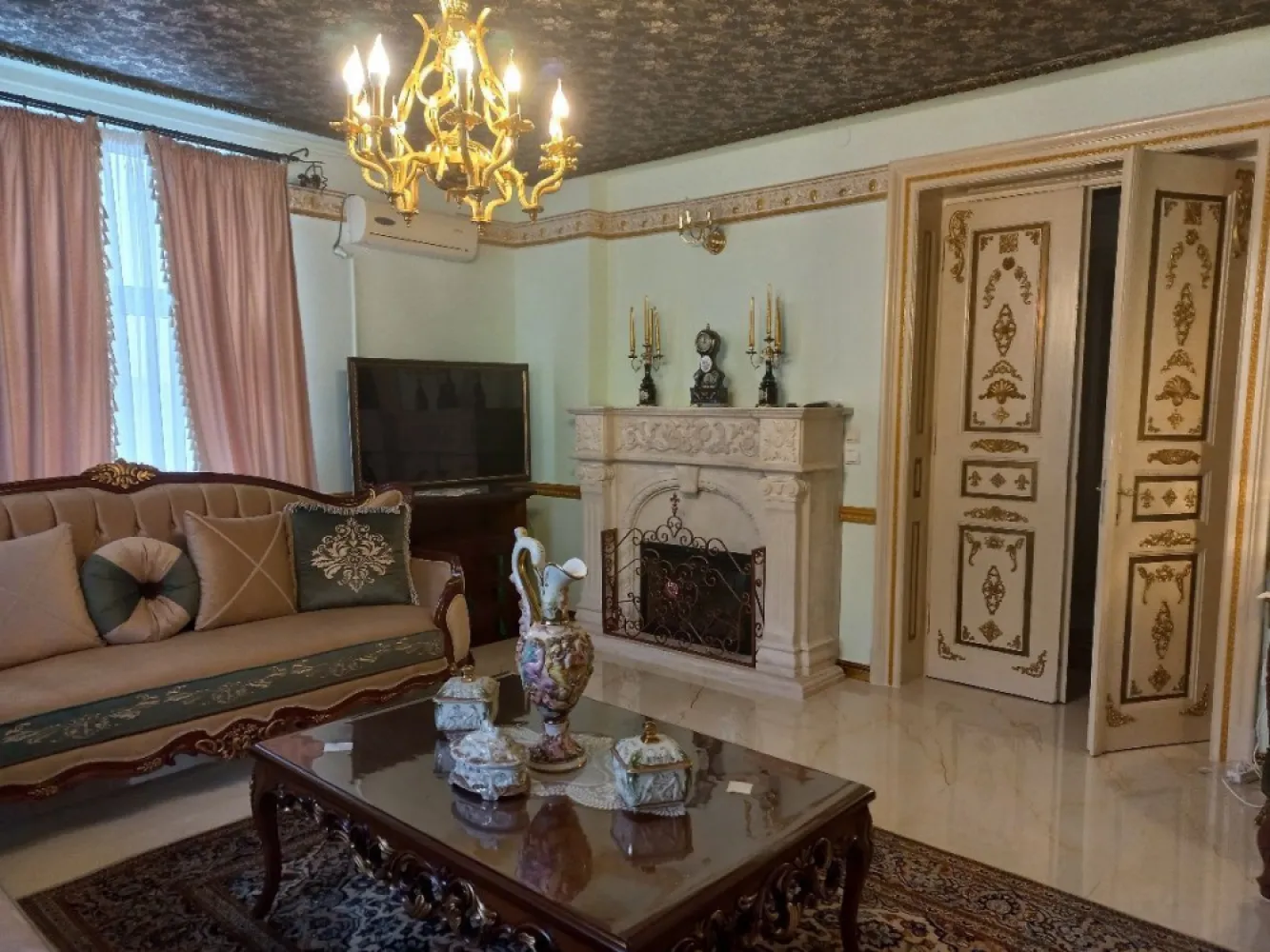 Apartament in vila Gradina Icoanei - Proprietar,apartament in vilă 4+ camere,etaj1 și mansardă din D,P,1,mansardă, 2 proprietari în total, întrare separată, renovat și mobilat, utilat nou neutilizat, suprafață utila 170 m.p .Etaj 1-4 camere și 2 bai (105 m.p),mansarda - cameră, bucătărie și baie (65 m.p),scara interioara.