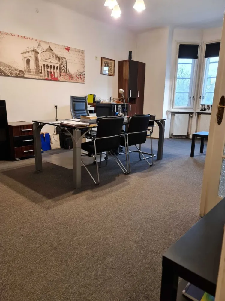 Apartament 4 camere Piata Romana Arthur Verona-Gradina Icoanei - Va prezentam spre vânzare un apartament compus din 4 camere in zona centrala Piața Romana-Gradina Icoanei .Apartamentul se afla într-un imobil construit in 1928 solid cu un regim redus de înălțime D+P+4+M.Apartamentul pozitionat la etajul 2 sigur pe palier,avand o suprafata genoroasa de 109 mp compus astfel:4 camere inalte de 3,5m,2 balcoane, 1 baie+wc de serviciu,bucatarie,anexe.Apartament luminos ideal de locuit,birou, cabinet etc.Apartamentul detine cadastru si intabulare si se vinde la pre de 220.000euro