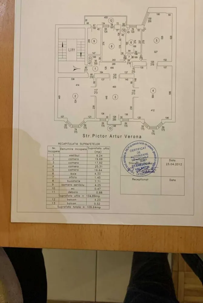 Apartament 4 camere Piata Romana Arthur Verona-Gradina Icoanei - Va prezentam spre vânzare un apartament compus din 4 camere in zona centrala Piața Romana-Gradina Icoanei .Apartamentul se afla într-un imobil construit in 1928 solid cu un regim redus de înălțime D+P+4+M.Apartamentul pozitionat la etajul 2 sigur pe palier,avand o suprafata genoroasa de 109 mp compus astfel:4 camere inalte de 3,5m,2 balcoane, 1 baie+wc de serviciu,bucatarie,anexe.Apartament luminos ideal de locuit,birou, cabinet etc.Apartamentul detine cadastru si intabulare si se vinde la pre de 220.000euro