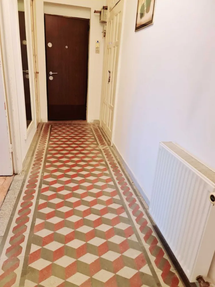Apartament 4 camere Piata Romana Arthur Verona-Gradina Icoanei - Va prezentam spre vânzare un apartament compus din 4 camere in zona centrala Piața Romana-Gradina Icoanei .Apartamentul se afla într-un imobil construit in 1928 solid cu un regim redus de înălțime D+P+4+M.Apartamentul pozitionat la etajul 2 sigur pe palier,avand o suprafata genoroasa de 109 mp compus astfel:4 camere inalte de 3,5m,2 balcoane, 1 baie+wc de serviciu,bucatarie,anexe.Apartament luminos ideal de locuit,birou, cabinet etc.Apartamentul detine cadastru si intabulare si se vinde la pre de 220.000euro