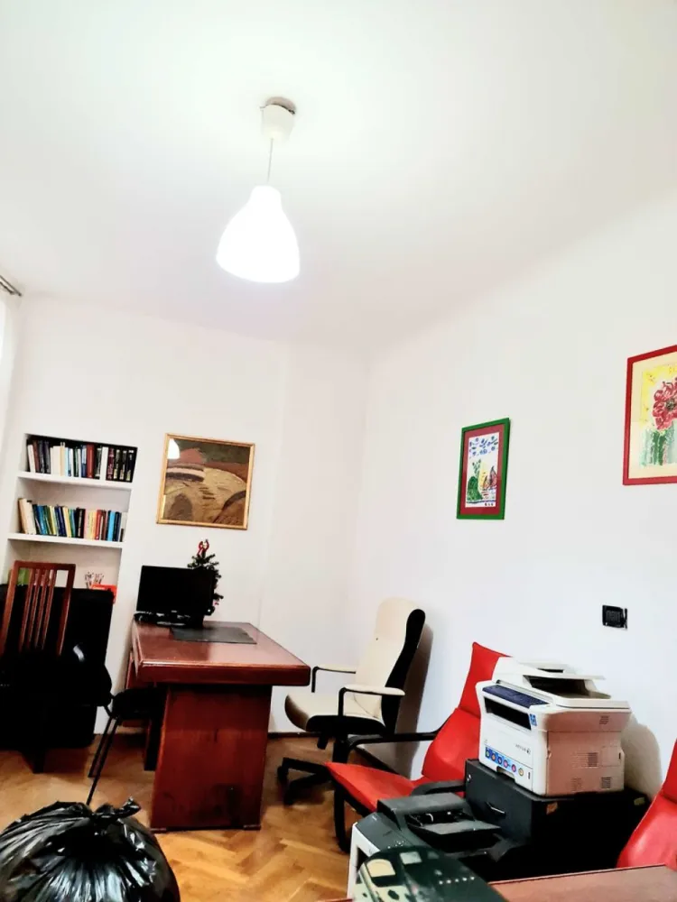 Apartament 4 camere Piata Romana Arthur Verona-Gradina Icoanei - Va prezentam spre vânzare un apartament compus din 4 camere in zona centrala Piața Romana-Gradina Icoanei .Apartamentul se afla într-un imobil construit in 1928 solid cu un regim redus de înălțime D+P+4+M.Apartamentul pozitionat la etajul 2 sigur pe palier,avand o suprafata genoroasa de 109 mp compus astfel:4 camere inalte de 3,5m,2 balcoane, 1 baie+wc de serviciu,bucatarie,anexe.Apartament luminos ideal de locuit,birou, cabinet etc.Apartamentul detine cadastru si intabulare si se vinde la pre de 220.000euro