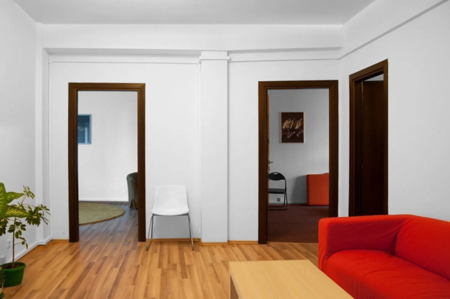 Apartament 4 camere Hristo Botev - Apartamentul se afla intr-un imobil de doar 3 etaje cu doar 2 apartamente pe nivel. Cladirea a fost recent reabilitata termic iar liftul este nou. Apartamentul a fost recent reamenajat avand dotari premium. Infrastructura stradala a fost de asemenea reabilitata in urma ce 2-3 ani. Nu intra sub incidenta legii 112. Utilitati: curent, apa, gaz, centrala termica proprie, calorifere, aparate aer conditionat , interfon, cablu tv, acces la internet prin cablu . Finisaje: stare interior foarte buna ( recent reamenajat ) , parchet, gresie, faianta,, ferestre cu geam termopan din PVC, usa metalica la intrare, usi noi interior din lemn , bucatarie utilitata
