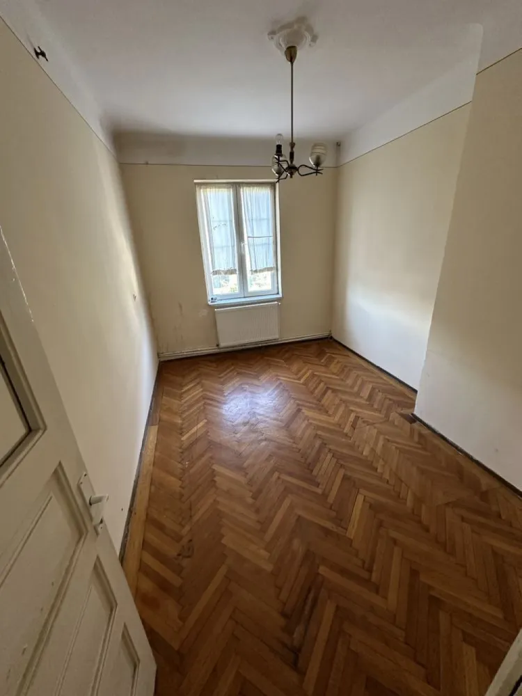 Proprietar vand apartament decomandat Unirii 5 camere - PROPRIETAR: vand apartament de 5 camere (4 dormitoare + living) in suprafata totala de 120 mp et2/3+M plus boxa de 20 mp la subsol. Ap este decomandat Blocul este format din 5 apartamente fiecare fiind pe cate un etaj ceea ce il face sa fie foarte linistit, se dispune de o curte interioara comuna cu celelalte 4 apartamente. In living (15,6 m2) si in 2 dormitoare se pot instala seminee daca se doreste deoarece hornul acestora este deja functional. Bucataria are o suprafata de 11.5 m2 fiind recent renovata. Baia principala are 5.4 m2 si este prevazuta cu cada si geam pt aerisire fiind renovate. Baia de serviciu are si aceasta geam. Dormitoarele au urmatoarele suprafete : 23, 21, 12.6 si 10.5 m2 in cele doua de peste 20m2 se poate instala semineu. 3dormitoare sunt orientate pe SUD iar 1 pe Nord-Est Incalzirea se realizeaza cu centrala de apartament + calorifere Pentru mai multe detalii ma puteti contacta telefonic la nr din anunt.