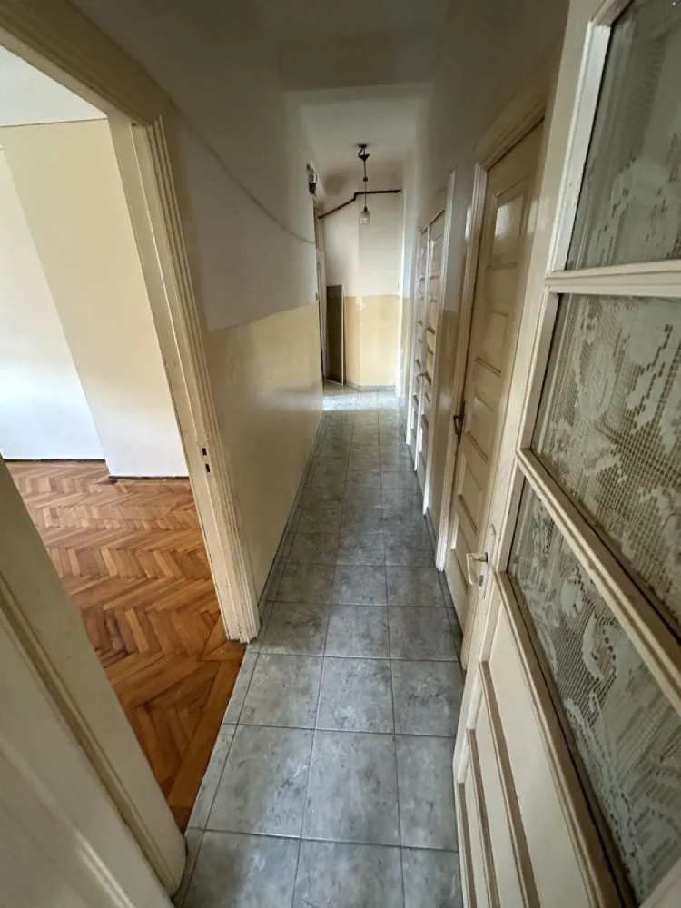 Proprietar vand apartament decomandat Unirii 5 camere - PROPRIETAR: vand apartament de 5 camere (4 dormitoare + living) in suprafata totala de 120 mp et2/3+M plus boxa de 20 mp la subsol. Ap este decomandat Blocul este format din 5 apartamente fiecare fiind pe cate un etaj ceea ce il face sa fie foarte linistit, se dispune de o curte interioara comuna cu celelalte 4 apartamente. In living (15,6 m2) si in 2 dormitoare se pot instala seminee daca se doreste deoarece hornul acestora este deja functional. Bucataria are o suprafata de 11.5 m2 fiind recent renovata. Baia principala are 5.4 m2 si este prevazuta cu cada si geam pt aerisire fiind renovate. Baia de serviciu are si aceasta geam. Dormitoarele au urmatoarele suprafete : 23, 21, 12.6 si 10.5 m2 in cele doua de peste 20m2 se poate instala semineu. 3dormitoare sunt orientate pe SUD iar 1 pe Nord-Est Incalzirea se realizeaza cu centrala de apartament + calorifere Pentru mai multe detalii ma puteti contacta telefonic la nr din anunt.