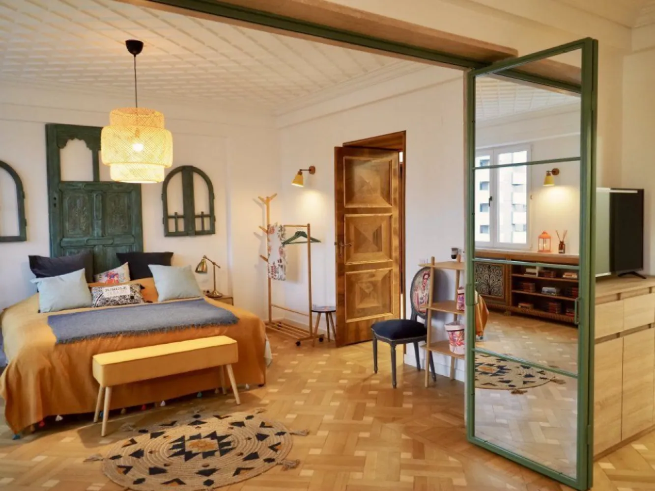 Proprietate unică la Universitate, KM 0, @ Frida Kahlo - Apartament foarte spațios, situat în cea mai centrală și boemă zonă a Bucureștiului, vă invită să-l numiți acasă! Este renovat în totalitate, au fost păstrate cu multă dragoste și restaurate de meșteri iscusiți toate elementele originale care îi formează personalitatea (tavanele art deco, mozaicul, parchetul, ușile și feroneria). Este un apartament parțial mobilat, care evocă povești colorate despre Frida Kahlo și viața ei artistică. Este un apartament ca o vacanță în locuri exotice, unde culoarea și ritmul te fac să nu mai vrei să pleci niciodată. Se vinde exact așa cum apare în imagini, electrocasnicele sunt toate noi și de cea mai bună calitate. Apartamentul este decomandat, are 3 dormitoare mari și 3 băi superbe, o bucătărie spațioasă, un living imens și foarte multe spații de depozitare, dar și o boxa tot pentru depozitare. Instalația electrică este nouă, la fel și toate aparatele de aer condiționat (Daikin). Toate cele 3 dormitoare au o vedere excepțională către Teatrul Național, Spitalul Colțea, Piața Universității și Hotelul Intercontinental. Proprietatea are centrală proprie. Clădirea este foarte îngrijită, are 2 lifturi iar la Teatrul Național ajungi în câteva secunde, o dată ce ai ieșit din scara blocului. Se pretează și pentru airbnb sau ca investiție, dar ar fi păcat să nu ofere o viață de vis unei singure familii care și-ar dori să locuiască în el. Clădirea a fost expertizată pentru riscul de cutremur și a fost încadrată în U3, din cauza vechimii. În această categorie intră clădirile care pot suferi avarii minore în cazul unui seism. Astfel, poate cădea tencuiala, pot apărea fisuri și crăpături în pereți, fără ca viața locatarilor să fie pusă în pericol. Fără bulină, se asigură, se acordă credit. Nu doresc să colaborez cu agențiile imobiliare. Prefer să fiu contactată prin mesageria site-ului.