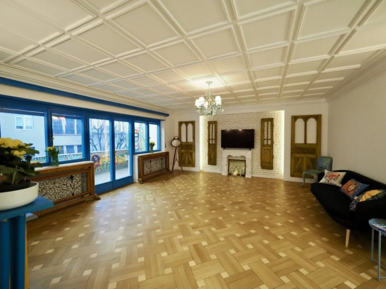 Proprietate unică la Universitate, KM 0, @ Frida Kahlo - Apartament foarte spațios, situat în cea mai centrală și boemă zonă a Bucureștiului, vă invită să-l numiți acasă! Este renovat în totalitate, au fost păstrate cu multă dragoste și restaurate de meșteri iscusiți toate elementele originale care îi formează personalitatea (tavanele art deco, mozaicul, parchetul, ușile și feroneria). Este un apartament parțial mobilat, care evocă povești colorate despre Frida Kahlo și viața ei artistică. Este un apartament ca o vacanță în locuri exotice, unde culoarea și ritmul te fac să nu mai vrei să pleci niciodată. Se vinde exact așa cum apare în imagini, electrocasnicele sunt toate noi și de cea mai bună calitate. Apartamentul este decomandat, are 3 dormitoare mari și 3 băi superbe, o bucătărie spațioasă, un living imens și foarte multe spații de depozitare, dar și o boxa tot pentru depozitare. Instalația electrică este nouă, la fel și toate aparatele de aer condiționat (Daikin). Toate cele 3 dormitoare au o vedere excepțională către Teatrul Național, Spitalul Colțea, Piața Universității și Hotelul Intercontinental. Proprietatea are centrală proprie. Clădirea este foarte îngrijită, are 2 lifturi iar la Teatrul Național ajungi în câteva secunde, o dată ce ai ieșit din scara blocului. Se pretează și pentru airbnb sau ca investiție, dar ar fi păcat să nu ofere o viață de vis unei singure familii care și-ar dori să locuiască în el. Clădirea a fost expertizată pentru riscul de cutremur și a fost încadrată în U3, din cauza vechimii. În această categorie intră clădirile care pot suferi avarii minore în cazul unui seism. Astfel, poate cădea tencuiala, pot apărea fisuri și crăpături în pereți, fără ca viața locatarilor să fie pusă în pericol. Fără bulină, se asigură, se acordă credit. Nu doresc să colaborez cu agențiile imobiliare. Prefer să fiu contactată prin mesageria site-ului.