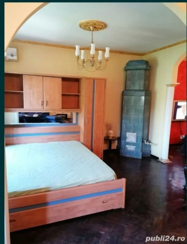 Kogălniceanu-Cismigiu- ultracentral apartament 4 camere direct ptoprietar - LOCAȚIE DE TOP - Kogălniceanu nr 15 - Apartament superb cu 4 camere, parțial renovat. Apartamentul are 2 întrări putând fi împărțit în 2 apartamente Apartamentul se afla la etajul 3, deasupra fiind mansarda. Apartamentul are termopane, uși blindate,aer condiționat, gaze, rulouri de aluminiu, sistem de alarmă, etc. Apartamentul se afla într-o clădire interbelica cu risc 1 seismic.Clădirea în care se, afla apartamentul este o clădire stradala pe bulevardul Kogalniceanu iar doua camere din apartament au vedere spre strada.Cota de teren de sub clădire este în proprietate. Pentru relații suplimentare nu ezitați sa sunați.Toate actele pregătite pentru vânzare.