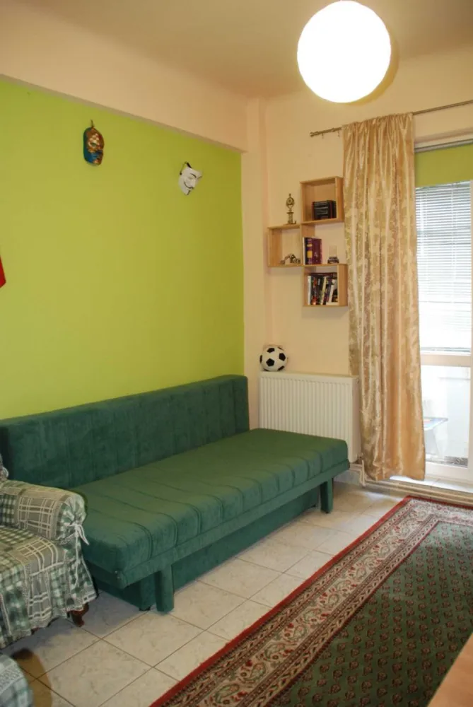 Direct Proprietar Apart. 3+1 camere Ultracentral Universitate Inter - Apartamentul se afla pe strada Batistei, la 1 minut de Intercontinental 4 camere, balcon, lift, usa dubla, termopan, centrala termica, aer conditionat, confort 1, optional se vinde si boxa subsol de 5 m2 ( 6000 Euro) Bloc construit in stil arhitectural Art Deco ( 1940 ) proiectat de cunoscutul arhitect Berindei Inginerul sef care a construit imobilul a facut studiile la Paris si a folosit cele mai inovatoare tehnici ale vremii, blocul a fost construit pe sine, fara risc seismic Blocul este foarte solid, sub forma de cub, cu grinzi groase din beton armat si pereti din caramida Suprafata utila 81 m2 / construita 101 m2 Suprafata Utila : 81 m patrati 1 baie + 1 wc de serviciu (separate) Utilitati : toate utilitatile necesare Podele: parchet si gresie Usi interioare : originale , lemn + sticla, + 2 usi termopan. Centrala proprie, aer conditionat, internet, cablu tv Dispune de toate formele de transport terestru si subteran, 1 minute de statia de metrou Universitate Acces stradal Locuri de parcare fara taxa in fata blocului si pe strazile laterale, sau parcare Intercontinental cu abonament. Vedere la strada principala Vecinatati : scoli, licee, gradinita, alimentare, farmacii, teatre , cinema, terase, restaurante, la 10 Min de parcul Cismigiu, 5 minute de Gradina Icoanei, Parcu Ion Voicu(Ioanid), Ideal pentrtu locuit sau sediu firme. Semi mobilat (contra cost) sau nemobilat Blocul are lift