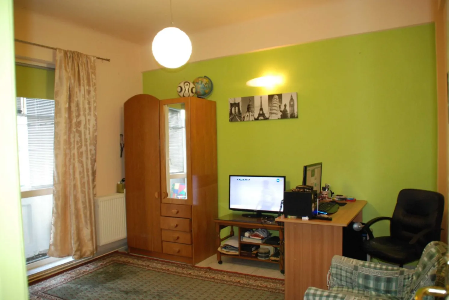 Direct Proprietar Apart. 3+1 camere Ultracentral Universitate Inter - Apartamentul se afla pe strada Batistei, la 1 minut de Intercontinental 4 camere, balcon, lift, usa dubla, termopan, centrala termica, aer conditionat, confort 1, optional se vinde si boxa subsol de 5 m2 ( 6000 Euro) Bloc construit in stil arhitectural Art Deco ( 1940 ) proiectat de cunoscutul arhitect Berindei Inginerul sef care a construit imobilul a facut studiile la Paris si a folosit cele mai inovatoare tehnici ale vremii, blocul a fost construit pe sine, fara risc seismic Blocul este foarte solid, sub forma de cub, cu grinzi groase din beton armat si pereti din caramida Suprafata utila 81 m2 / construita 101 m2 Suprafata Utila : 81 m patrati 1 baie + 1 wc de serviciu (separate) Utilitati : toate utilitatile necesare Podele: parchet si gresie Usi interioare : originale , lemn + sticla, + 2 usi termopan. Centrala proprie, aer conditionat, internet, cablu tv Dispune de toate formele de transport terestru si subteran, 1 minute de statia de metrou Universitate Acces stradal Locuri de parcare fara taxa in fata blocului si pe strazile laterale, sau parcare Intercontinental cu abonament. Vedere la strada principala Vecinatati : scoli, licee, gradinita, alimentare, farmacii, teatre , cinema, terase, restaurante, la 10 Min de parcul Cismigiu, 5 minute de Gradina Icoanei, Parcu Ion Voicu(Ioanid), Ideal pentrtu locuit sau sediu firme. Semi mobilat (contra cost) sau nemobilat Blocul are lift