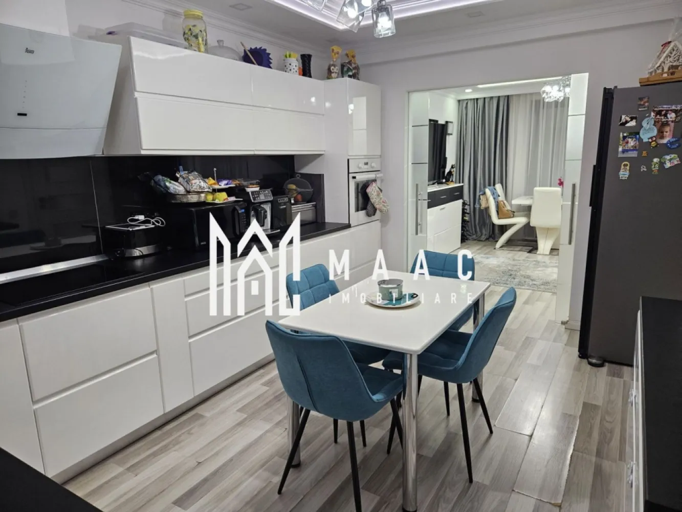 Casa superba | Selimbar Sibiu | 210 MPU - Casă impresionanta în Șelimbăr – Duplex spațios, modern și complet utilat! Maac Imobiliare propune spre vanzare o casa minunata pentru familie, într-o zonă liniștită, aproape de oraș, dar ferită de agitația urbană! Această casă tip duplex unifamilial este gata să devină acasă pentru tine și cei dragi! Suprafață construită: 210 mp Compartimentare: S + P + E + Pod An construcție: 2016 Compartimentare inteligentă și spații generoase: Subsol: Pivniță încăpătoare Terasă închisă cu tâmplărie termopan – perfectă pentru depozitare sau relaxare Parter: Living luminos și primitor Hol cu scară interioară Baie de serviciu Debara pentru depozitare Bucătărie complet mobilată și utilată, cu acces direct în terasa exterioară și pivniță Etaj: 3 dormitoare spațioase 2 băi moderne Garderobă practică Hol generos și două balcoane Acces la un pod înalt (2.20 m), amenajat, ideal pentru spațiu suplimentar Exterior amenajat cu grijă: Curte pavată, ideală pentru relaxare sau activități cu familia Zonă verde cu gazon și gard împrejmuit – intimitate totală Terasă exterioară perfectă pentru seri de vară Locuri de parcare pentru 2 mașini în curtea proprie Avantaje cheie: Casă modernă, solid construită Spații optimizate pentru confortul familiei Curte proprie – loc ideal pentru relaxare Locație excelentă – acces rapid spre Sibiu și facilități urbane Pentru mai multe detalii va rugam specificati telefonic ID: CP2718629 }}