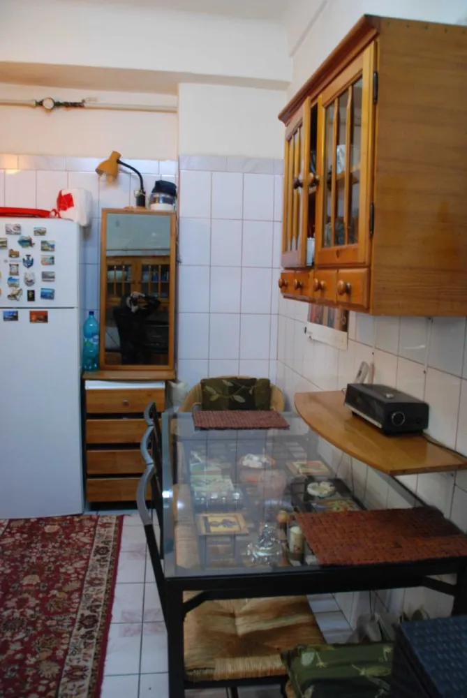 Direct Proprietar Apart. 3+1 camere Ultracentral Universitate Inter - Apartamentul se afla pe strada Batistei, la 1 minut de Intercontinental 4 camere, balcon, lift, usa dubla, termopan, centrala termica, aer conditionat, confort 1, optional se vinde si boxa subsol de 5 m2 ( 6000 Euro) Bloc construit in stil arhitectural Art Deco ( 1940 ) proiectat de cunoscutul arhitect Berindei Inginerul sef care a construit imobilul a facut studiile la Paris si a folosit cele mai inovatoare tehnici ale vremii, blocul a fost construit pe sine, fara risc seismic Blocul este foarte solid, sub forma de cub, cu grinzi groase din beton armat si pereti din caramida Suprafata utila 81 m2 / construita 101 m2 Suprafata Utila : 81 m patrati 1 baie + 1 wc de serviciu (separate) Utilitati : toate utilitatile necesare Podele: parchet si gresie Usi interioare : originale , lemn + sticla, + 2 usi termopan. Centrala proprie, aer conditionat, internet, cablu tv Dispune de toate formele de transport terestru si subteran, 1 minute de statia de metrou Universitate Acces stradal Locuri de parcare fara taxa in fata blocului si pe strazile laterale, sau parcare Intercontinental cu abonament. Vedere la strada principala Vecinatati : scoli, licee, gradinita, alimentare, farmacii, teatre , cinema, terase, restaurante, la 10 Min de parcul Cismigiu, 5 minute de Gradina Icoanei, Parcu Ion Voicu(Ioanid), Ideal pentrtu locuit sau sediu firme. Semi mobilat (contra cost) sau nemobilat Blocul are lift