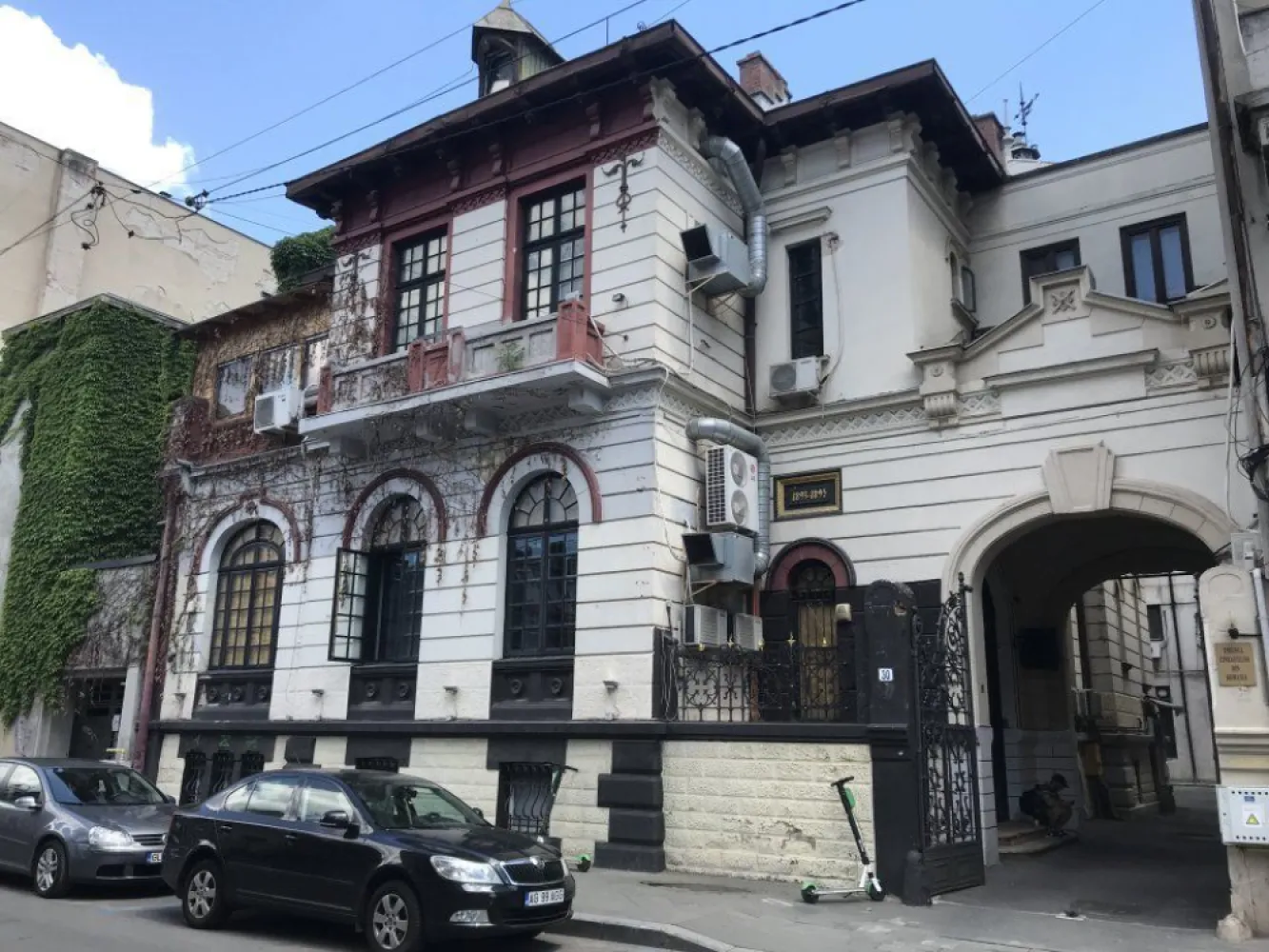 Ag BRASADAS vinde villa cu 20 camere Pta ROMANA. - Agenția BRASADAS vinde vila cu 20 de camere, cu arhitectura deosebita situat în zona Piata ROMANA. Vila a fost renovata in totalitate in 2014, are finisaje de clasa superioara, este mobilata si utilata pentru inchiriere in regim Airbnb. Vila are regim de inaltime S+D+P+1+M, suprafata construita de 1096 mp (util 816 mp) zona piata Romana-amzi . teren in proprietate sub constructia in suprafata de 293 mp Dispune de facilitati precum: - sunt 3 intrare la cladire si 2 case de scari cu suprafata construita 1096 mp - sunt 4 apartamente mari mobilat si inchiriat cu regim hotelier - demisol amenajat - parchet, usi interioare si exterioare, toate din lemn masiv de stejar - incalzire prin centrala proprie - sistem de ventilatie - gresie, faianta in bai - sistem de alarma si monitorizare video. www.brasadas.com.
