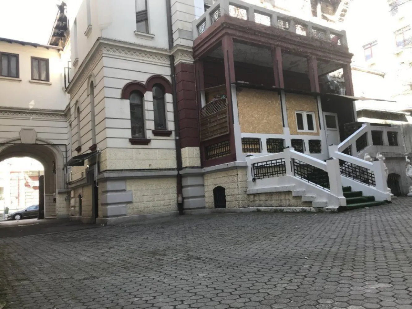 Ag BRASADAS vinde villa cu 20 camere Pta ROMANA. - Agenția BRASADAS vinde vila cu 20 de camere, cu arhitectura deosebita situat în zona Piata ROMANA. Vila a fost renovata in totalitate in 2014, are finisaje de clasa superioara, este mobilata si utilata pentru inchiriere in regim Airbnb. Vila are regim de inaltime S+D+P+1+M, suprafata construita de 1096 mp (util 816 mp) zona piata Romana-amzi . teren in proprietate sub constructia in suprafata de 293 mp Dispune de facilitati precum: - sunt 3 intrare la cladire si 2 case de scari cu suprafata construita 1096 mp - sunt 4 apartamente mari mobilat si inchiriat cu regim hotelier - demisol amenajat - parchet, usi interioare si exterioare, toate din lemn masiv de stejar - incalzire prin centrala proprie - sistem de ventilatie - gresie, faianta in bai - sistem de alarma si monitorizare video. www.brasadas.com.
