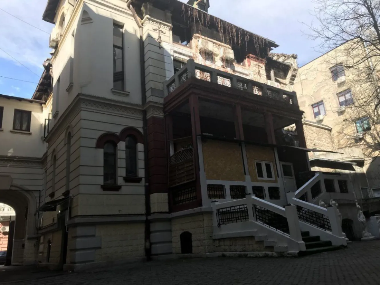 Ag BRASADAS vinde villa cu 20 camere Pta ROMANA. - Agenția BRASADAS vinde vila cu 20 de camere, cu arhitectura deosebita situat în zona Piata ROMANA. Vila a fost renovata in totalitate in 2014, are finisaje de clasa superioara, este mobilata si utilata pentru inchiriere in regim Airbnb. Vila are regim de inaltime S+D+P+1+M, suprafata construita de 1096 mp (util 816 mp) zona piata Romana-amzi . teren in proprietate sub constructia in suprafata de 293 mp Dispune de facilitati precum: - sunt 3 intrare la cladire si 2 case de scari cu suprafata construita 1096 mp - sunt 4 apartamente mari mobilat si inchiriat cu regim hotelier - demisol amenajat - parchet, usi interioare si exterioare, toate din lemn masiv de stejar - incalzire prin centrala proprie - sistem de ventilatie - gresie, faianta in bai - sistem de alarma si monitorizare video. www.brasadas.com.