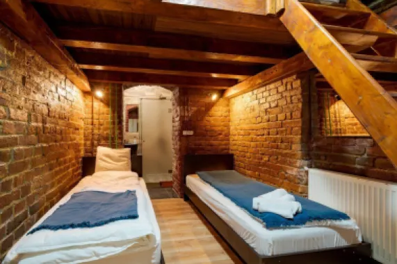 Ag BRASADAS vinde villa cu 20 camere Pta ROMANA.