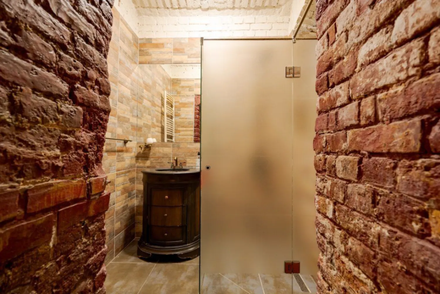 Ag BRASADAS vinde villa cu 20 camere Pta ROMANA.