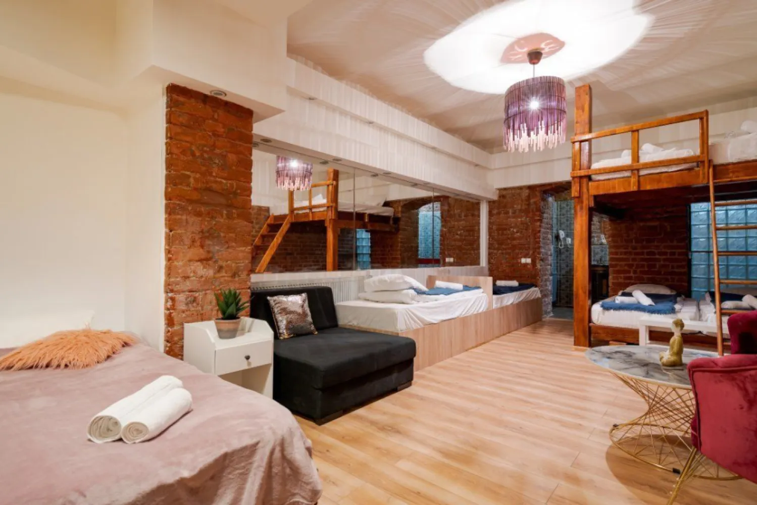 Ag BRASADAS vinde villa cu 20 camere Pta ROMANA.
