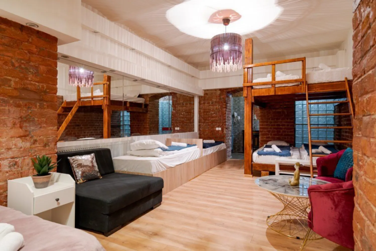 Ag BRASADAS vinde villa cu 20 camere Pta ROMANA.