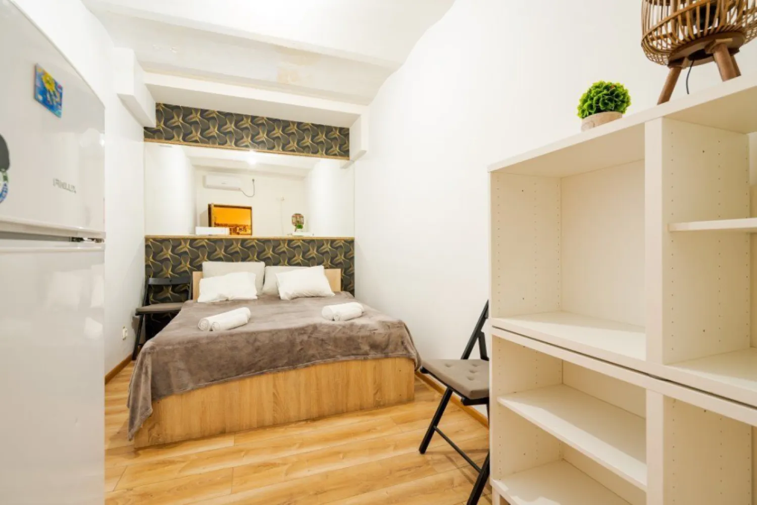 Ag BRASADAS vinde villa cu 20 camere Pta ROMANA.