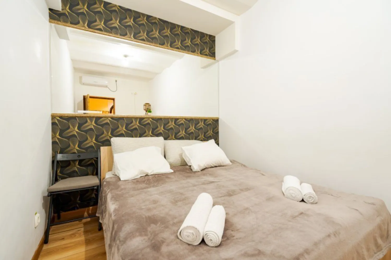 Ag BRASADAS vinde villa cu 20 camere Pta ROMANA.