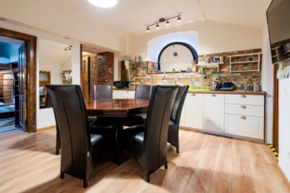 Ag BRASADAS vinde villa cu 20 camere Pta ROMANA.