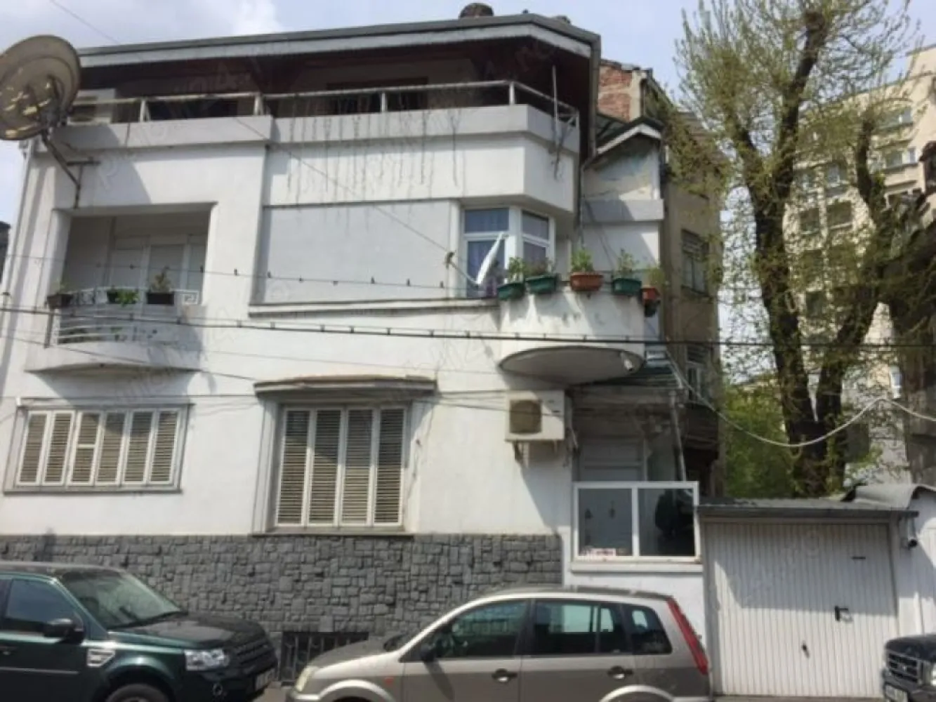 Vila de vanzare-zona Parcul Carol - Central vila 6 camere + mansarda locuibila(2 camere) . Aflata in centrul Bucurestiului in vecinatatea Palatului Parlamentului ,vila dispune si de o mica curte in care se poate parca o masina.. Parterul este format dintr-un living cu semineu pe gaze,si inca 2 camere, bucataria , un grup sanitar, un spațiu de depozitare ,și o mica curte. Etajul 1 dispune de 3 dormitoare, doua din ele cu ieșire spre balcon,respectiv logie. Mansarda este locuibila,compartimentata in 2 camere,una dintre ele fiind dotata cu un semineu pe lemne care sporeste ambientul si ofera o atmosfera intima.. La mezanin se afla un grup sanitar si baia. Demisolul este compartimentat in 4 camere . Imobilul se pretează si ca sediu pentru firmă . In fata casei, mai sunt 2 locuri de parcare rezervate .