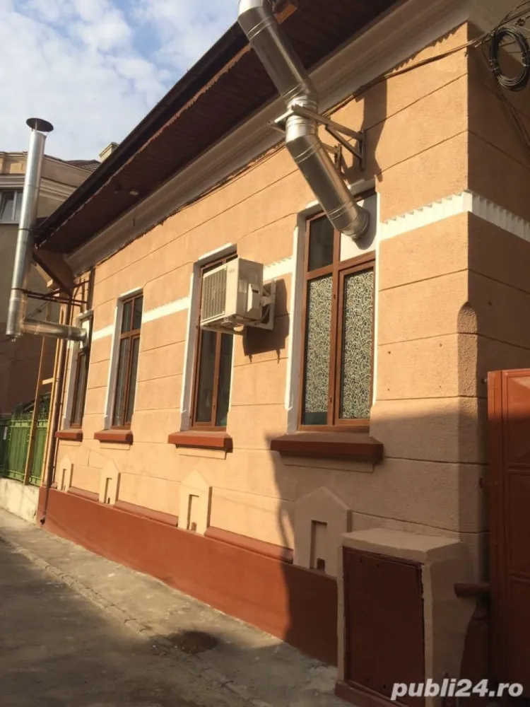 vanzare case - Propietar vand casa in zona unirii ,stradal ,aproape de Casa Poporului , fantani ,zona cu gradinite ,liceul Mihai Eminescu ,mijloace de transport ,metrou ,tranvaie, autobuze . Parterul 72 mp ,4 camere ,bucatarie ,baie ,hol ,pretabil afacere , functioneaza catering,beci ,curte interioare 30mp ,centrala ,calorifere ,mansarda 54 mp ,baie ,hol ,3 dormitoare ,casa este din caramida rezistenta la cutremur ,izolata ,apa curenta ,centrala gaze ,calorifere ,parchet .