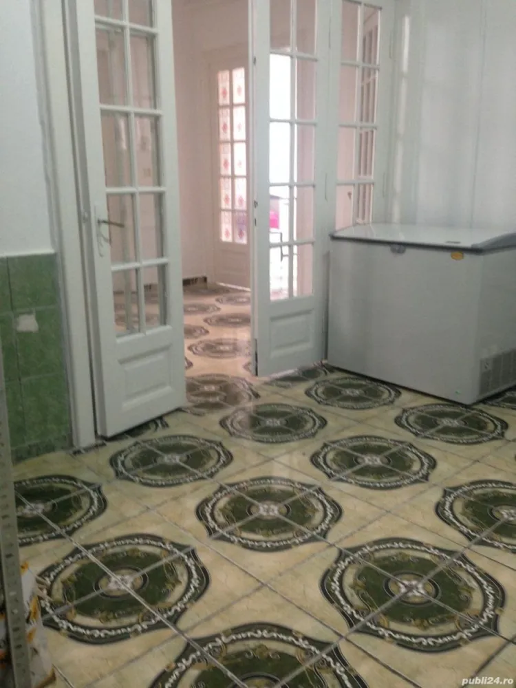 vanzare case - Propietar vand casa in zona unirii ,stradal ,aproape de Casa Poporului , fantani ,zona cu gradinite ,liceul Mihai Eminescu ,mijloace de transport ,metrou ,tranvaie, autobuze . Parterul 72 mp ,4 camere ,bucatarie ,baie ,hol ,pretabil afacere , functioneaza catering,beci ,curte interioare 30mp ,centrala ,calorifere ,mansarda 54 mp ,baie ,hol ,3 dormitoare ,casa este din caramida rezistenta la cutremur ,izolata ,apa curenta ,centrala gaze ,calorifere ,parchet .