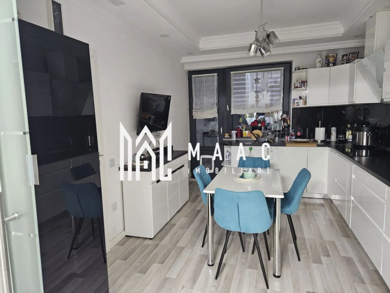 Casa superba | Selimbar Sibiu | 210 MPU - Casă impresionanta în Șelimbăr – Duplex spațios, modern și complet utilat! Maac Imobiliare propune spre vanzare o casa minunata pentru familie, într-o zonă liniștită, aproape de oraș, dar ferită de agitația urbană! Această casă tip duplex unifamilial este gata să devină acasă pentru tine și cei dragi! Suprafață construită: 210 mp Compartimentare: S + P + E + Pod An construcție: 2016 Compartimentare inteligentă și spații generoase: Subsol: Pivniță încăpătoare Terasă închisă cu tâmplărie termopan – perfectă pentru depozitare sau relaxare Parter: Living luminos și primitor Hol cu scară interioară Baie de serviciu Debara pentru depozitare Bucătărie complet mobilată și utilată, cu acces direct în terasa exterioară și pivniță Etaj: 3 dormitoare spațioase 2 băi moderne Garderobă practică Hol generos și două balcoane Acces la un pod înalt (2.20 m), amenajat, ideal pentru spațiu suplimentar Exterior amenajat cu grijă: Curte pavată, ideală pentru relaxare sau activități cu familia Zonă verde cu gazon și gard împrejmuit – intimitate totală Terasă exterioară perfectă pentru seri de vară Locuri de parcare pentru 2 mașini în curtea proprie Avantaje cheie: Casă modernă, solid construită Spații optimizate pentru confortul familiei Curte proprie – loc ideal pentru relaxare Locație excelentă – acces rapid spre Sibiu și facilități urbane Pentru mai multe detalii va rugam specificati telefonic ID: CP2718629 }}