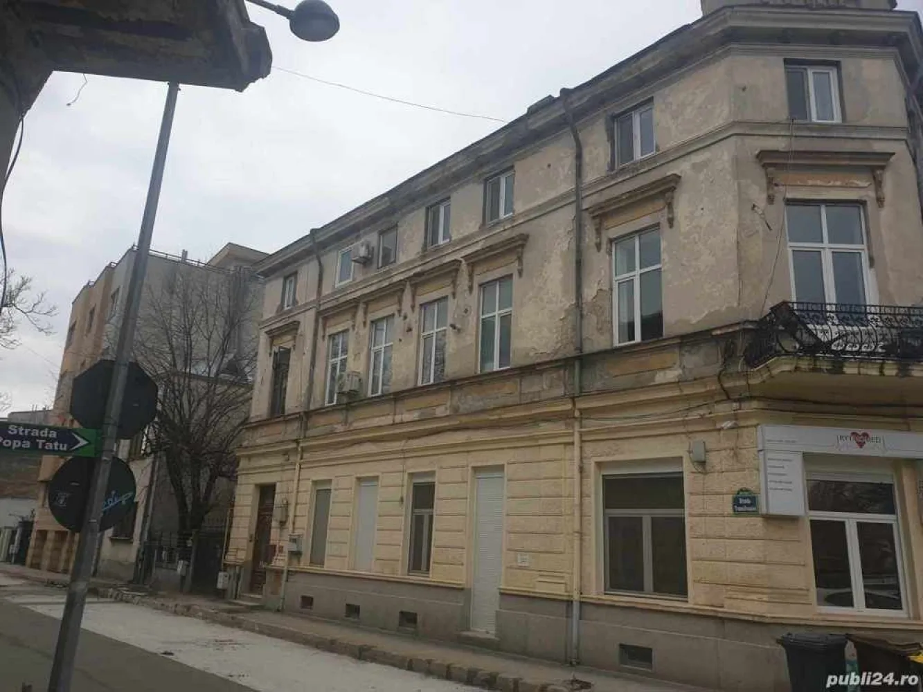 ULTRACENTRAL, Vand in Str. Popa Tatu, sector 1, etaj 2, vila, camera 16, 5 mp detalii in anunt . - ULTRACENTRAL, vand in Bucuresti, str. Popa Tatu, sector 1, etaj 2 vila, o camera de 16,5 mp., camera mansarda de 6 mp., si bucatarie 7,5 mp., mobilate, in proprietate exclusiva, si baie si WC. comune cu o familie de 2 persoane, pretul zonei (40.000,oo Euro), telefon .