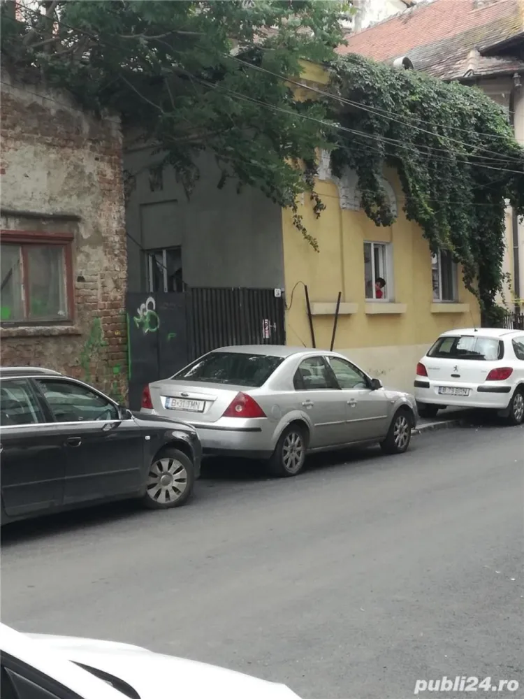 vanzare casa curte - casa curte zona foarte linistita ,din caramida,fatada renovata 2014,amprenta casei 140 m2 -,57 m2 curte, deschidere la strada 10m2, mijloace de transport troleibuze 79,86,65,metrou victoriei,tramvaie 24,45, numar camere: 4, numar loc de parcare: 2, numar bai: 1, suprafata utila: 140, suprafata totala: 185, anul constructiei: 1940