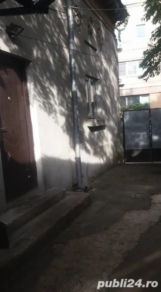 vanzare casa curte - casa curte zona foarte linistita ,din caramida,fatada renovata 2014,amprenta casei 140 m2 -,57 m2 curte, deschidere la strada 10m2, mijloace de transport troleibuze 79,86,65,metrou victoriei,tramvaie 24,45, numar camere: 4, numar loc de parcare: 2, numar bai: 1, suprafata utila: 140, suprafata totala: 185, anul constructiei: 1940