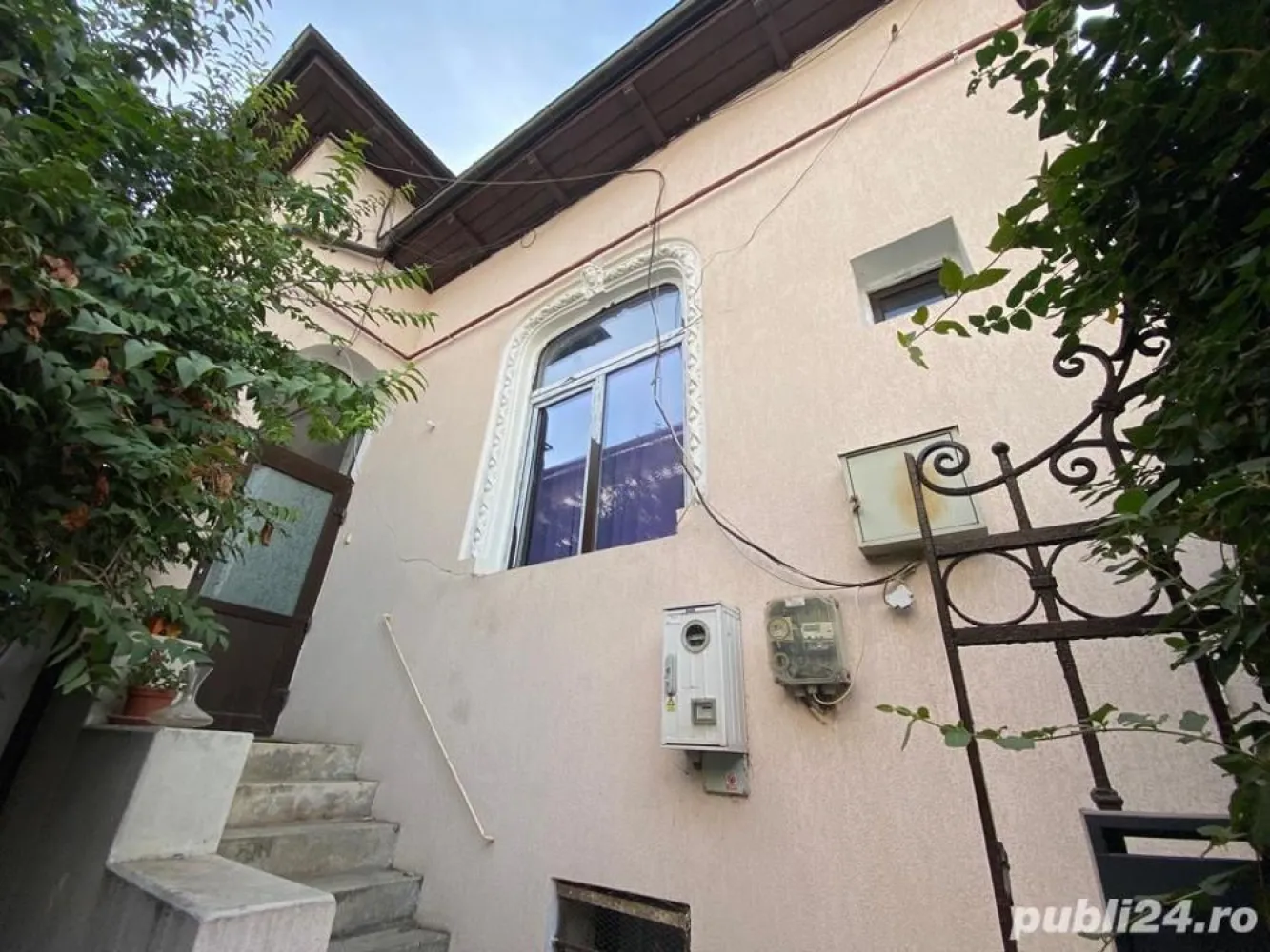Casa rond Cosbuc (Piata Regina Maria) - Aveţi şansa unică de a achiziţiona o vilă amplasată în inima Bucureştiului, în zona ultracentrală Unirii- Rond Cosbuc (Piata Regina Maria). Această proprietate frumoasă, vă oferă un cadru perfect pentru a vă dezvolta afacerea sau pentru a crea un cămin confortabil şi primitor pentru familia dumneavoastră. Beneficiaţi de o locaţie remarcabilă, într-un cartier liniştit, cu acces facil la toate punctele importante din oraş şi cu multiple opţiuni de transport în comun. Proprietatea dispune de 6 camere la parter, doua bai, doua bucatarii , cu o suprafata utila de mai mult de 200 mp. Casa a fost construita in anii 1920. Imobilul are 2 apartamente la demisol, Primul cu bucatarie,camera mica si baie. Cel de-al doilea, 2 camere, bucatarie si baie. Casa nu este monument istoric, are doi proprietari si a fost achizitionata prin Legea 112 1996. Corpul A necesita renovare interioara si se vinde cu pretul negociabil de 335.000 euro, iar Corpul B este o constructie noua la gri si se vinde cu 130.000 euro, negociabil. Această proprietate vă oferă o paletă variată de posibilităţi. Poate deveni un sediu de firma, un cabinet medical prietenos, un spaţiu comercial atrăgător sau un salon de înfrumuseţare la modă. Sau, puteţi transforma acest spaţiu într-un loc special, unde fiecare cameră are un farmec aparte. Casa este situata pe o strada linistita, la doi pasi de Palatul Parlamentului (Casa Poporului), foarte aproape de Parcul Carol si de Piata Unirii. Această proprietate este înconjurată de puncte de interes şi opţiuni de divertisment. Accesul facil la transportul în comun şi posibilitatea de a avea un loc de parcare rezervat în fata curtii adaugă un plus de comoditate. Compartimentare versatilă: in curte se afla două corpuri independente ce ofera flexibilitate în utilizarea spaţiilor. Corpul 1, cu o suprafaţă utila de 115 mp, este ideal pentru birouri sau activităţi comerciale, cu încăperi spaţioase şi lumină naturală. Corpul 2, cu o suprafaţă de aprox 60 mp, este un spaţiu deschis, perfect pentru diverse activităţi. Modernizare şi facilităţi: Corpul 1 a fost complet renovat la exterior în anul 2019, incluzând înlocuirea acoperişului. Corpul B este o constructie noua, din 2019, fara finisaje. Intreaga proprietate dispune de toate utilităţile necesare, apa, canalizare, curent electric, sobe cu gaze. Preţul este negociabil, iar pentru a afla mai multe detalii sau pentru a programa o vizionare, vă rugăm să ne contactaţi prin telefon sau email.