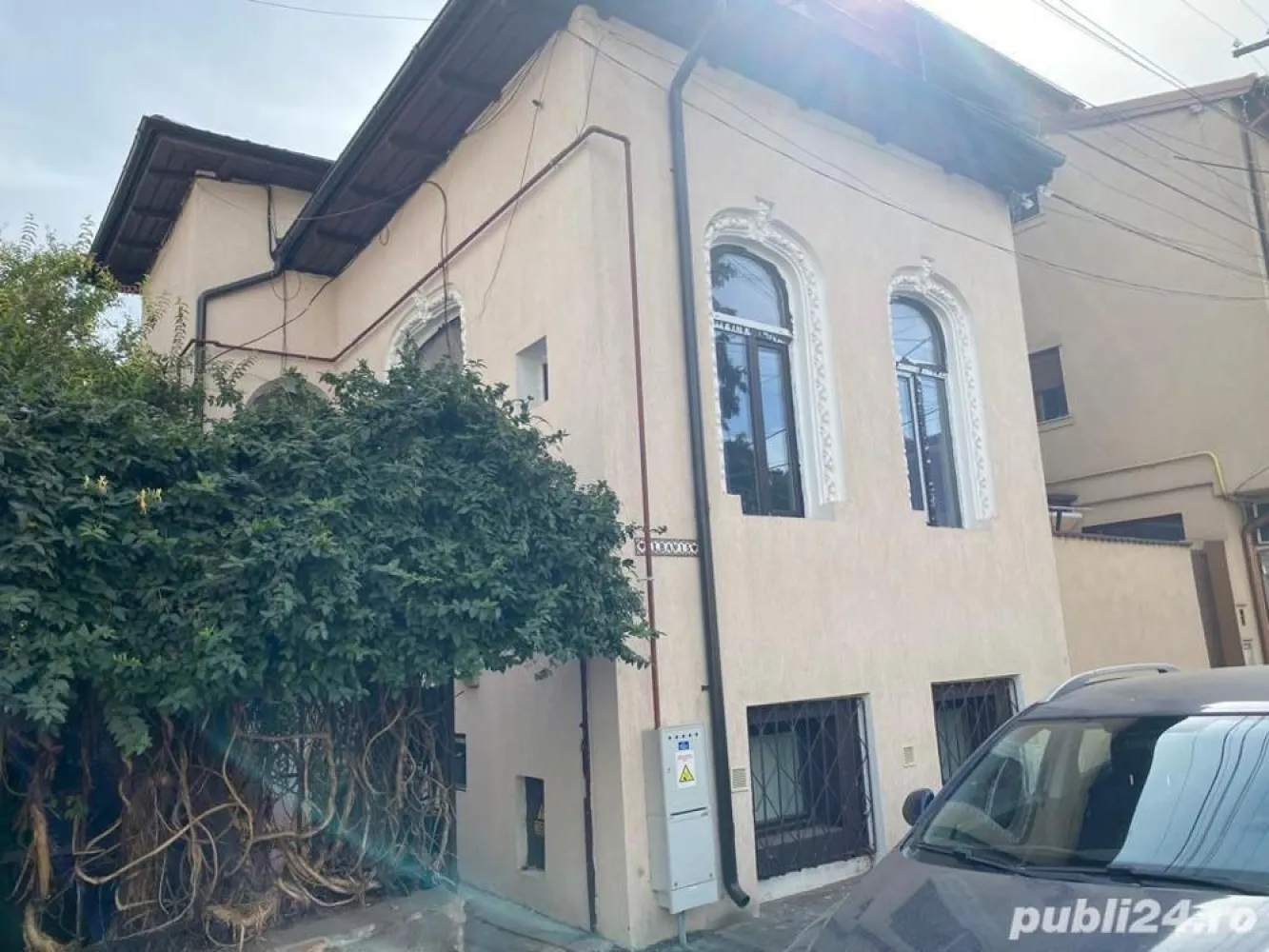 Casa rond Cosbuc (Piata Regina Maria) - Aveţi şansa unică de a achiziţiona o vilă amplasată în inima Bucureştiului, în zona ultracentrală Unirii- Rond Cosbuc (Piata Regina Maria). Această proprietate frumoasă, vă oferă un cadru perfect pentru a vă dezvolta afacerea sau pentru a crea un cămin confortabil şi primitor pentru familia dumneavoastră. Beneficiaţi de o locaţie remarcabilă, într-un cartier liniştit, cu acces facil la toate punctele importante din oraş şi cu multiple opţiuni de transport în comun. Proprietatea dispune de 6 camere la parter, doua bai, doua bucatarii , cu o suprafata utila de mai mult de 200 mp. Casa a fost construita in anii 1920. Imobilul are 2 apartamente la demisol, Primul cu bucatarie,camera mica si baie. Cel de-al doilea, 2 camere, bucatarie si baie. Casa nu este monument istoric, are doi proprietari si a fost achizitionata prin Legea 112 1996. Corpul A necesita renovare interioara si se vinde cu pretul negociabil de 335.000 euro, iar Corpul B este o constructie noua la gri si se vinde cu 130.000 euro, negociabil. Această proprietate vă oferă o paletă variată de posibilităţi. Poate deveni un sediu de firma, un cabinet medical prietenos, un spaţiu comercial atrăgător sau un salon de înfrumuseţare la modă. Sau, puteţi transforma acest spaţiu într-un loc special, unde fiecare cameră are un farmec aparte. Casa este situata pe o strada linistita, la doi pasi de Palatul Parlamentului (Casa Poporului), foarte aproape de Parcul Carol si de Piata Unirii. Această proprietate este înconjurată de puncte de interes şi opţiuni de divertisment. Accesul facil la transportul în comun şi posibilitatea de a avea un loc de parcare rezervat în fata curtii adaugă un plus de comoditate. Compartimentare versatilă: in curte se afla două corpuri independente ce ofera flexibilitate în utilizarea spaţiilor. Corpul 1, cu o suprafaţă utila de 115 mp, este ideal pentru birouri sau activităţi comerciale, cu încăperi spaţioase şi lumină naturală. Corpul 2, cu o suprafaţă de aprox 60 mp, este un spaţiu deschis, perfect pentru diverse activităţi. Modernizare şi facilităţi: Corpul 1 a fost complet renovat la exterior în anul 2019, incluzând înlocuirea acoperişului. Corpul B este o constructie noua, din 2019, fara finisaje. Intreaga proprietate dispune de toate utilităţile necesare, apa, canalizare, curent electric, sobe cu gaze. Preţul este negociabil, iar pentru a afla mai multe detalii sau pentru a programa o vizionare, vă rugăm să ne contactaţi prin telefon sau email.