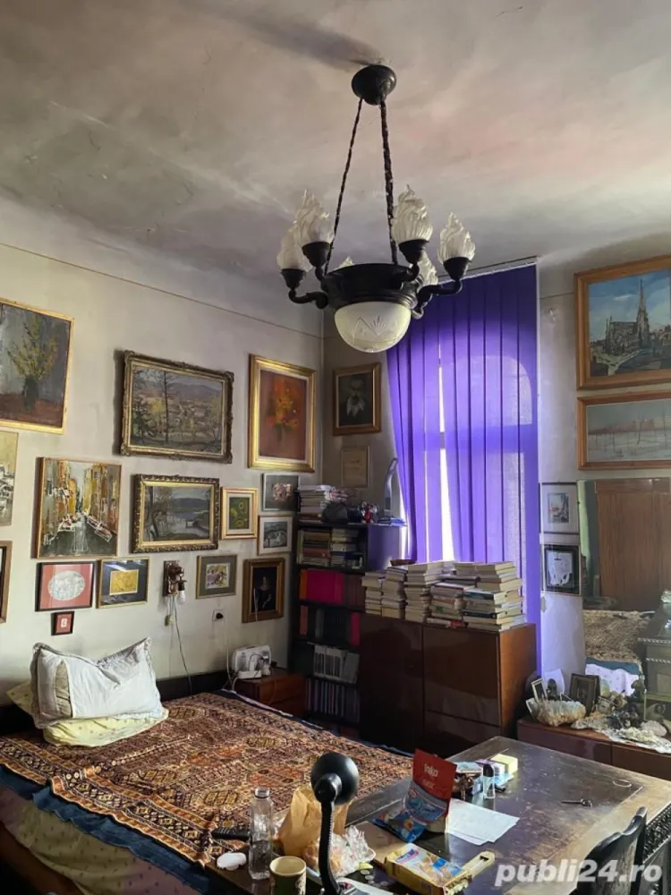 Casa rond Cosbuc (Piata Regina Maria) - Aveţi şansa unică de a achiziţiona o vilă amplasată în inima Bucureştiului, în zona ultracentrală Unirii- Rond Cosbuc (Piata Regina Maria). Această proprietate frumoasă, vă oferă un cadru perfect pentru a vă dezvolta afacerea sau pentru a crea un cămin confortabil şi primitor pentru familia dumneavoastră. Beneficiaţi de o locaţie remarcabilă, într-un cartier liniştit, cu acces facil la toate punctele importante din oraş şi cu multiple opţiuni de transport în comun. Proprietatea dispune de 6 camere la parter, doua bai, doua bucatarii , cu o suprafata utila de mai mult de 200 mp. Casa a fost construita in anii 1920. Imobilul are 2 apartamente la demisol, Primul cu bucatarie,camera mica si baie. Cel de-al doilea, 2 camere, bucatarie si baie. Casa nu este monument istoric, are doi proprietari si a fost achizitionata prin Legea 112 1996. Corpul A necesita renovare interioara si se vinde cu pretul negociabil de 335.000 euro, iar Corpul B este o constructie noua la gri si se vinde cu 130.000 euro, negociabil. Această proprietate vă oferă o paletă variată de posibilităţi. Poate deveni un sediu de firma, un cabinet medical prietenos, un spaţiu comercial atrăgător sau un salon de înfrumuseţare la modă. Sau, puteţi transforma acest spaţiu într-un loc special, unde fiecare cameră are un farmec aparte. Casa este situata pe o strada linistita, la doi pasi de Palatul Parlamentului (Casa Poporului), foarte aproape de Parcul Carol si de Piata Unirii. Această proprietate este înconjurată de puncte de interes şi opţiuni de divertisment. Accesul facil la transportul în comun şi posibilitatea de a avea un loc de parcare rezervat în fata curtii adaugă un plus de comoditate. Compartimentare versatilă: in curte se afla două corpuri independente ce ofera flexibilitate în utilizarea spaţiilor. Corpul 1, cu o suprafaţă utila de 115 mp, este ideal pentru birouri sau activităţi comerciale, cu încăperi spaţioase şi lumină naturală. Corpul 2, cu o suprafaţă de aprox 60 mp, este un spaţiu deschis, perfect pentru diverse activităţi. Modernizare şi facilităţi: Corpul 1 a fost complet renovat la exterior în anul 2019, incluzând înlocuirea acoperişului. Corpul B este o constructie noua, din 2019, fara finisaje. Intreaga proprietate dispune de toate utilităţile necesare, apa, canalizare, curent electric, sobe cu gaze. Preţul este negociabil, iar pentru a afla mai multe detalii sau pentru a programa o vizionare, vă rugăm să ne contactaţi prin telefon sau email.