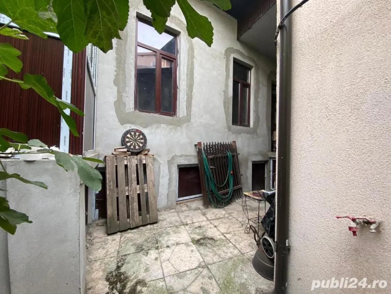 Casa rond Cosbuc (Piata Regina Maria)