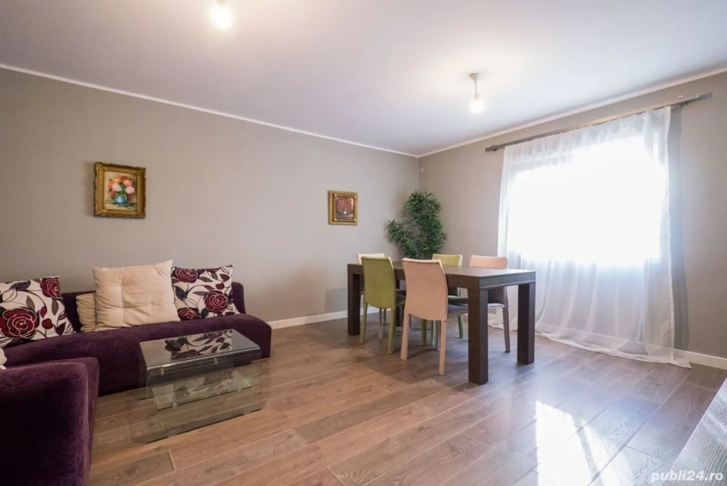 VAND Vila Recent Renovata la 10 minute de Piata Unirii - IMOBIL cu o suprafață totală construită de 654 mp. Suprafata utilă a vilei este de 539 mp (etaj 246 mp iar la parter 293 mp). Imobilul dispune in plus si de un birou, spatiu de prezentare cu acces direct din strada, in suprafata utila de 18,5 mp, ce dispune si de grup sanitar propriu. Terenul are o suprafață de 498 mp. La parter se poate face depozit, spatiu de productie și spațiu de prezentare iar la etaj pot fi spațiile de birouri. Ori poate fi folosită ca spatiu de afacere la parter iar la etaj spațiu de locuit. In octombrie 2021, a fost renovata la interior. Se afla la 10 minute cu masina de Piata Unirii (zona intersectia Calea Rahovei cu Sebastian). Este situata intr-o zona linistita, pe o strada secundara cu sens unic, putin circulata de masini. Are centrala termica nouă Vaillant, pe gaz, iar la etaj există incalzire in pardoseala. Clădirea este dotată și cu aparate de aer condiționat noi, cu invertor. Sistemele electric (curent trifazic), termic si sanitar ale cladirii au fost complet refacute. Imobilul este supravegheat video si are sistem de alarma. Imobilul are la etaj 7 camere spatioase, din care una are 100 mp si 2 bai cu cada si bideu. La parter exista inca o baie cu dus, spatiu liber multifunctional pentru productie, depozitare, distributie online etc., un birou si camera tehnica, care au o suprafata totala de 293 mp. Cea mai mare parte a parterului este necompartimentata, spatiul fiind extrem de generos si pretabil pentru diverse utilizari. Imobilul are o gradina foarte usor de intretinut, cu un mic spatiu verde. In zona exista acces facil la mijloacele de transport in comun (statie autobuz si tramvai, care vin la fiecare 10 minute).