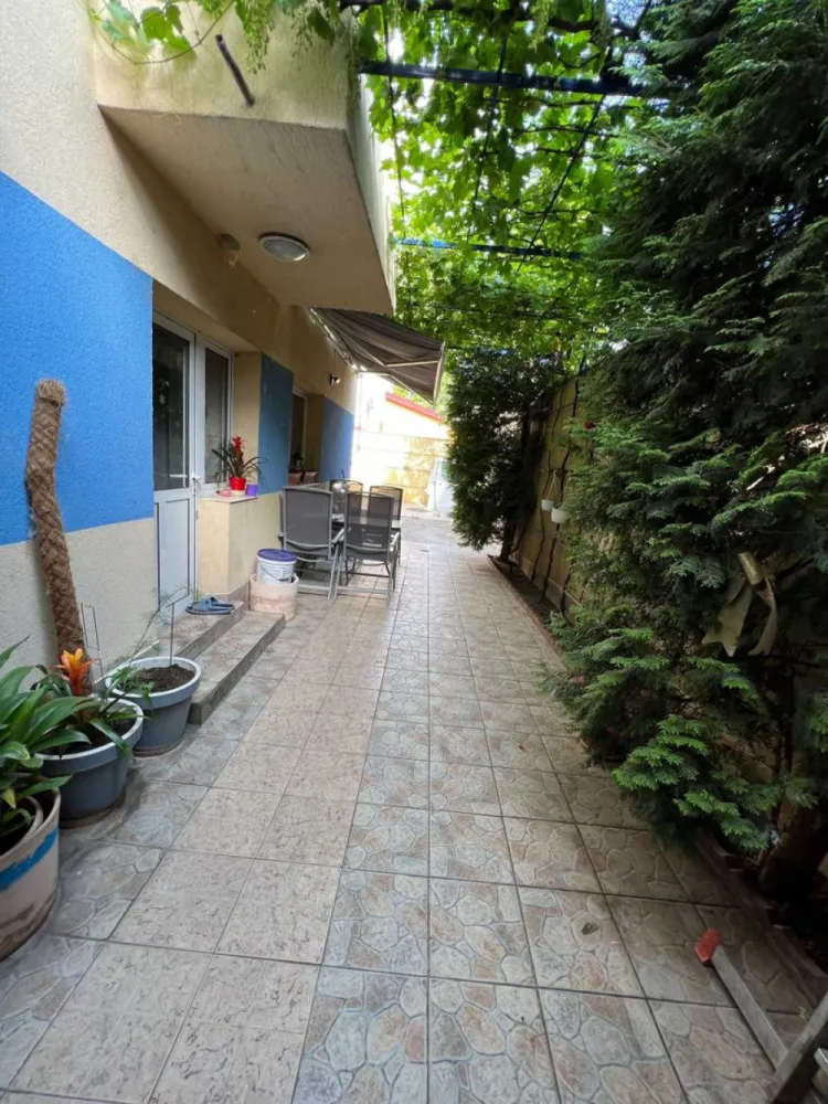 OFERTA Casa Vila Splaiul Unirii P+2+pod si P+1 sau schimb - Casa Vila Splaiul Unirii P+2+pod si P+1 sunt doua corpuri in aceeasi casa cu intrari separate care se pot uni daca se doreste,pot locui doua familii separat sau schimb cu ceva mai mic,eventual si apartamente + diferenta ,casa are toate cerintele de la put propriu si Apa Nova, sistem de supraveghere,alarme,aer conditionat,centrala termica,garaj auto cu rampa,etc,se mai poate ridica un etaj deoarece parterul are ziduri groase de 80 cm inclusiv temelia,constructie an 2004,camerele 7 sunt foarte mari daca se doreste sediu de firma,casa NU a fost facuta de vanzare,unic propietar,mai multe detalii si mai multe poze,vizionare la telefon,PRET SCAZUT DE LA 510.000 euro