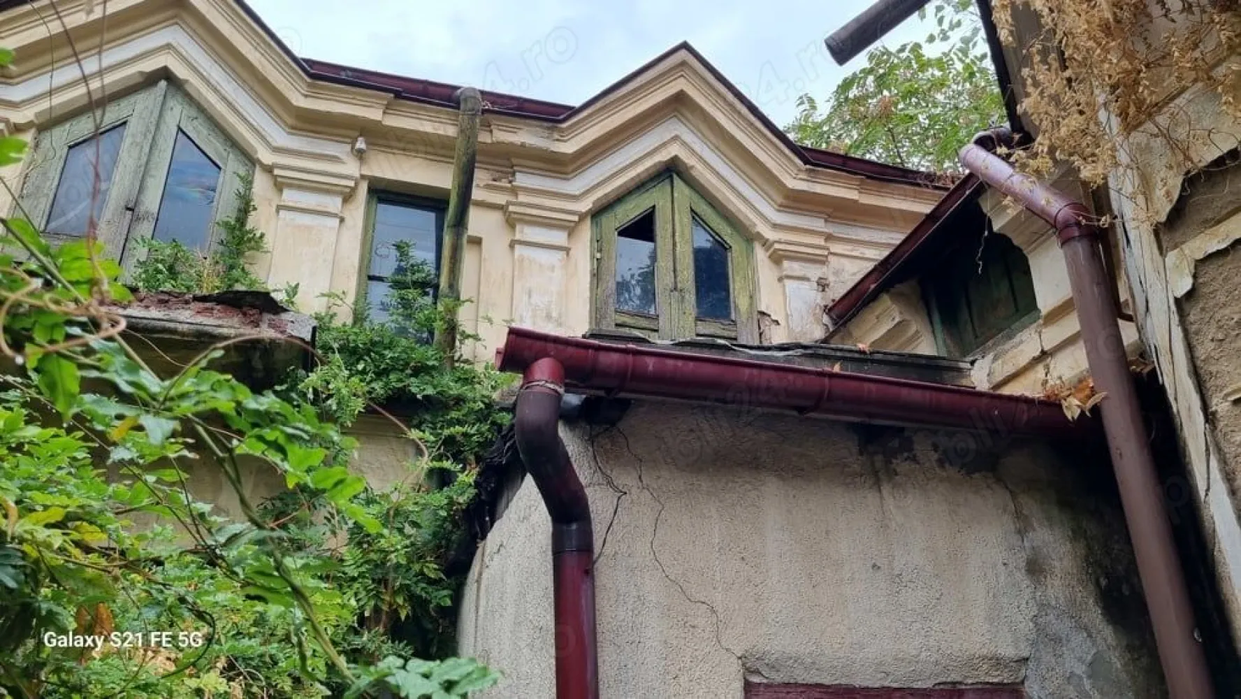 Ag. Brasadas vinde casa calea Călărașilor coposu - Particular,vand urgent casa cu 2 apartamente(3 si 2 cam.),situata ultracentral,Coposu-Mantuleasa.Suprafata parter -105 mp,si 2 camere mari la etaj. Garaj si magazie in curte,cca.30 mp,curte-semiamenajata,mare. Casa are toate utilitatile,si necesita renovare,In curte se mai afla o familie,supercivilizata sau schimb cu apartament zona unirii decebal octavian goga
