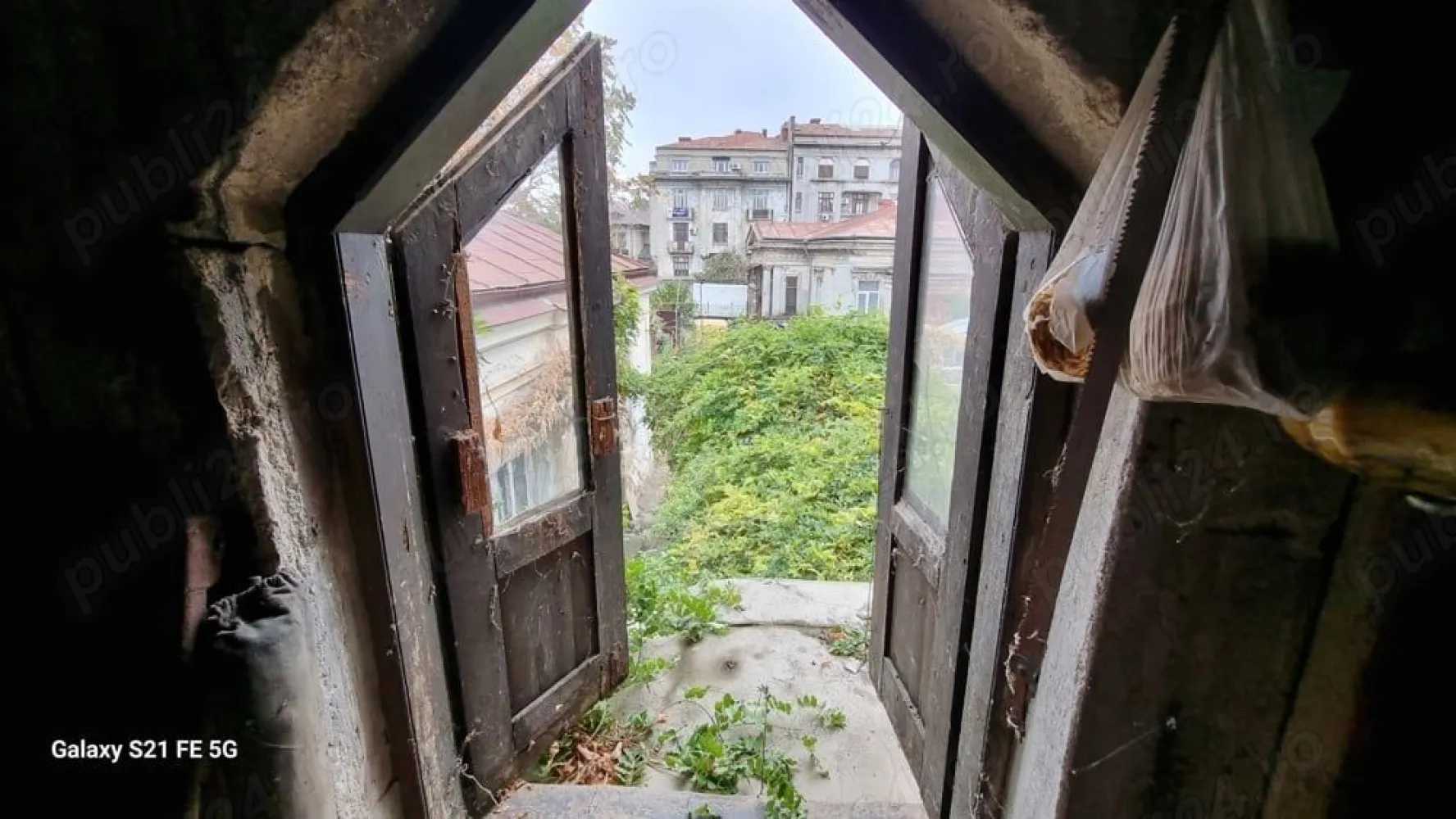 Ag. Brasadas vinde casa calea Călărașilor coposu - Particular,vand urgent casa cu 2 apartamente(3 si 2 cam.),situata ultracentral,Coposu-Mantuleasa.Suprafata parter -105 mp,si 2 camere mari la etaj. Garaj si magazie in curte,cca.30 mp,curte-semiamenajata,mare. Casa are toate utilitatile,si necesita renovare,In curte se mai afla o familie,supercivilizata sau schimb cu apartament zona unirii decebal octavian goga