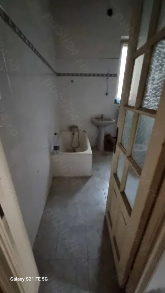 Ag. Brasadas vinde casa calea Călărașilor coposu - Particular,vand urgent casa cu 2 apartamente(3 si 2 cam.),situata ultracentral,Coposu-Mantuleasa.Suprafata parter -105 mp,si 2 camere mari la etaj. Garaj si magazie in curte,cca.30 mp,curte-semiamenajata,mare. Casa are toate utilitatile,si necesita renovare,In curte se mai afla o familie,supercivilizata sau schimb cu apartament zona unirii decebal octavian goga