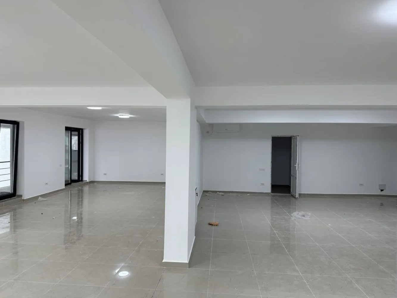 Spatiu Comercial de Inchiriat - Unirii, Pasaj Marasesti, bloc nou 2023 - Spatiu de inchiriat in suprafața de 144.1 mp, 132.1 mp suprafața utila interior + terasa acces 12mp. Spațiul se afla imediat lângă Soho Residence Unirii, intr-un bloc nou finalizat in anul 2023, Unirii Mansion situat pe strada Verzisori nr. 18-20. Dispune de 2 locuri de parcare in interiorul complexului, spațiul fiind la prima închiriere, dispune de încălzire in pardoseala pentru un conform termic sporit cât și pentru o economie la factura de gaz. Spațiul dispune de o locație ultracentrală, potrivită unui business cu prestanța. Localizat la doar 200 metri de Maternitatea Bucur, la ieșirea din pasajul Mărășești, după Camera de Comerț și Industrie a României, ITM si la doar 1km de Piața Unirii și in imediata apropiere Timpuri Noi, Nerva Traian cât și cele mai importante puncte centrale de interes ale capitalei, se pretează excelent pentru orice tip de cabinet / Stomatologie / Veterinar / centru de recoltare / avocat / magazin ( dispune de 2 ieșiri / intrări pentru receptie marfa ) / Sediu / Birou de orice tip, cursuri, clase - meditații, diverse activități sau magazine, loc de joaca / aniversare zile onomastice copii, service, showroom, având acces facil pentru clienții dvs datorită poziției spațiului cât și marele avantaj al unei construcții noi in centrul Bucureștiului, nemaiavând de a face cu clasicele probleme ale clădirilor comuniste. Este spatiu comercial ca destinație, nu apartament, va puteți desfășura activitatea fără a va lovi de refuzul / pretențiile vecinilor pentru a-și da acordul ca sa puteți funcționa. Pentru alte detalii puteți lasa un mesaj aici, pe whatsapp sau ne putem auzi la un telefon. Proprietar persoana fizica - fără comision.