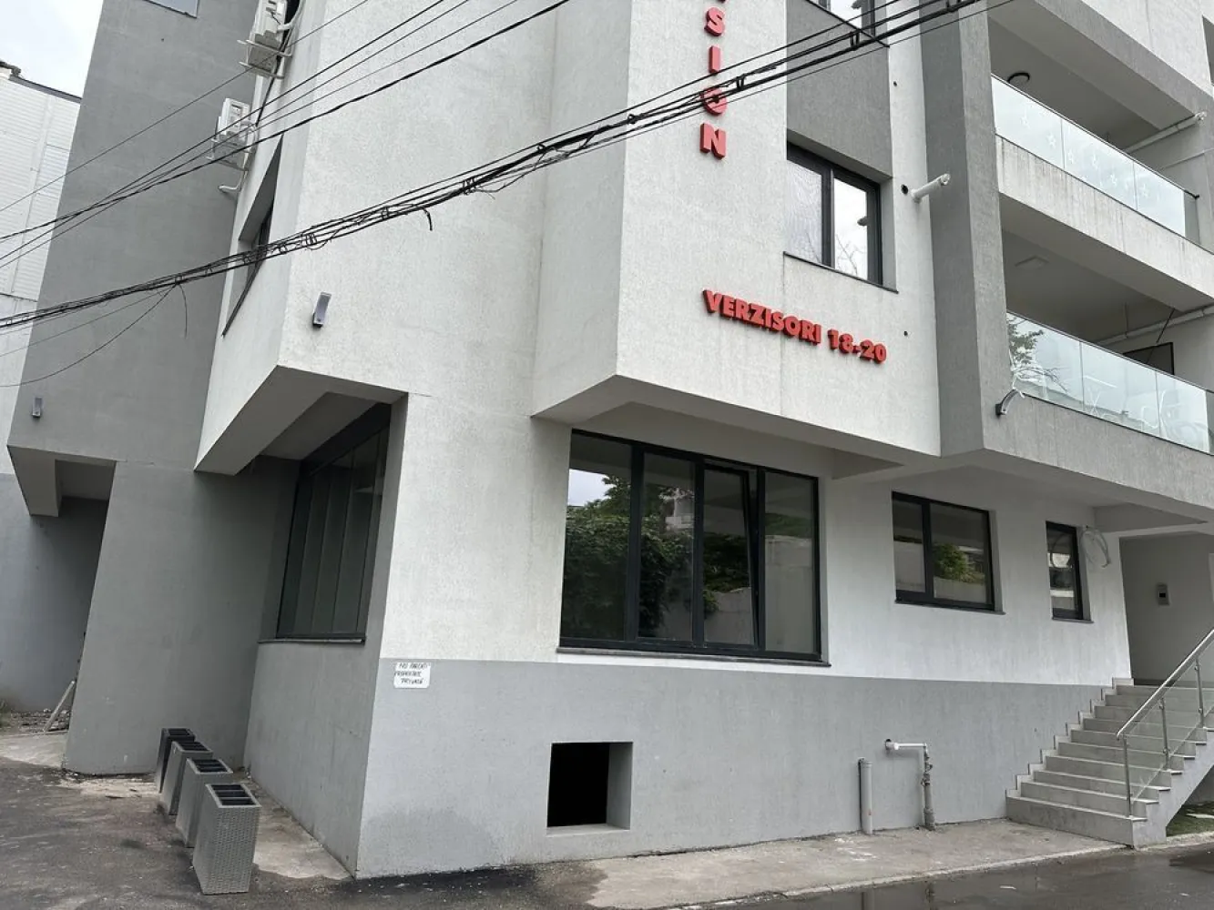 Spatiu Comercial de Inchiriat - Unirii, Pasaj Marasesti, bloc nou 2023 - Spatiu de inchiriat in suprafața de 144.1 mp, 132.1 mp suprafața utila interior + terasa acces 12mp. Spațiul se afla imediat lângă Soho Residence Unirii, intr-un bloc nou finalizat in anul 2023, Unirii Mansion situat pe strada Verzisori nr. 18-20. Dispune de 2 locuri de parcare in interiorul complexului, spațiul fiind la prima închiriere, dispune de încălzire in pardoseala pentru un conform termic sporit cât și pentru o economie la factura de gaz. Spațiul dispune de o locație ultracentrală, potrivită unui business cu prestanța. Localizat la doar 200 metri de Maternitatea Bucur, la ieșirea din pasajul Mărășești, după Camera de Comerț și Industrie a României, ITM si la doar 1km de Piața Unirii și in imediata apropiere Timpuri Noi, Nerva Traian cât și cele mai importante puncte centrale de interes ale capitalei, se pretează excelent pentru orice tip de cabinet / Stomatologie / Veterinar / centru de recoltare / avocat / magazin ( dispune de 2 ieșiri / intrări pentru receptie marfa ) / Sediu / Birou de orice tip, cursuri, clase - meditații, diverse activități sau magazine, loc de joaca / aniversare zile onomastice copii, service, showroom, având acces facil pentru clienții dvs datorită poziției spațiului cât și marele avantaj al unei construcții noi in centrul Bucureștiului, nemaiavând de a face cu clasicele probleme ale clădirilor comuniste. Este spatiu comercial ca destinație, nu apartament, va puteți desfășura activitatea fără a va lovi de refuzul / pretențiile vecinilor pentru a-și da acordul ca sa puteți funcționa. Pentru alte detalii puteți lasa un mesaj aici, pe whatsapp sau ne putem auzi la un telefon. Proprietar persoana fizica - fără comision.