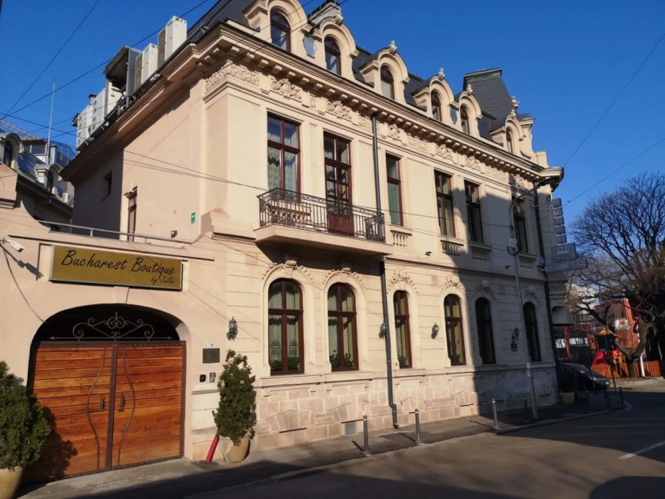 Piata Gemeni, Sector 2, spatiu comercial - Proprietar, inchiriez spatiu comercial stradal in zona centrala (Bulevardul Dacia-piata Gemeni) la parterul unei clinici medicale. Pretabil pentru activitati medicale(optica, ORL, stomatologie, recoltare analize, farmacie,dermatologie /cosmetica, medicina muncii) showroom,notariat,birouri sau alte activitati comerciale. Exclus restaurante. Cladirea detine ISU.