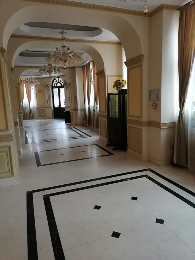 Piata Gemeni, Sector 2, spatiu comercial - Proprietar, inchiriez spatiu comercial stradal in zona centrala (Bulevardul Dacia-piata Gemeni) la parterul unei clinici medicale. Pretabil pentru activitati medicale(optica, ORL, stomatologie, recoltare analize, farmacie,dermatologie /cosmetica, medicina muncii) showroom,notariat,birouri sau alte activitati comerciale. Exclus restaurante. Cladirea detine ISU.