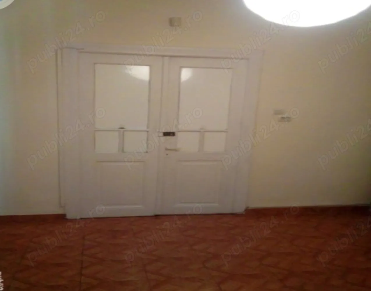 Ofer spre inchiriere spatiu pentru Birouri - Vila are 90 m , intrare separata, 3 camere, o baie, 3 holuri, o mini bucatarie, un balcon, incalzire cu centrala termica pe baza de gaze, iluminatoare, 2 aere conditionate, termopane, gresie, faianta si o usa metalica, si nu in ultimul rand foarte aproape de Centrul Capitalei (Bld. DACIA - Mosilor).