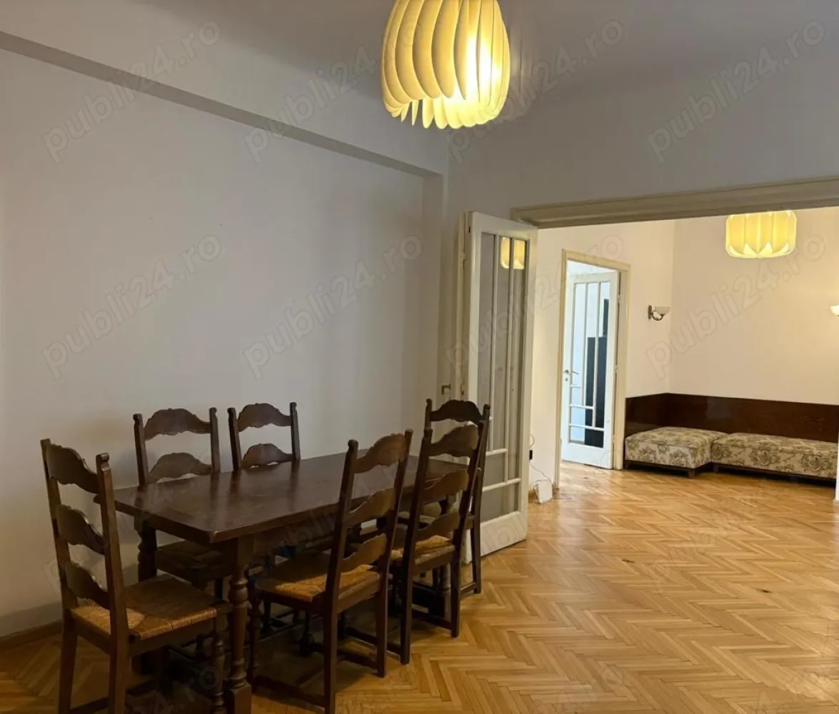 Ultracentral 4 camere - Vă propunem spre închiriere un apartament cu 4 camere și camera de serviciu, într-un bloc cu un regim de inaltime P+3E cu lift.Se recomandă rezidențial sau birouri Blocul se află în zona ultracentrală a orasului, lângă Bursă, aproape de piața Universității, și de toate atracțiile centrului capitalei. De asemenea, imobilul este in apropiere de metrou, autobuz, supermarket, parc, restaurant pub, centru universitar, scoala gradinita Imobilul nu este încadrat pe lista imobilelor cu grad seismic. Apartamentul are un aer exclusivist, salonul fiind separat de living printr-un glasvand, are 2 dormitoare, baie, grup sanitar de serviciu, bucătărie, cameră de serviciu, cămară, balcon, termopane wenge, gresie, faianță, parchet de stejar, centrală termică in condesare proprie, mașină de spălat rufe, combină frigorifică, aragaz, hotă, cuptor electric, aer conditionat, internet WIFI și televiziune pe fibră optică. Pret: 688 Euro Negociabil