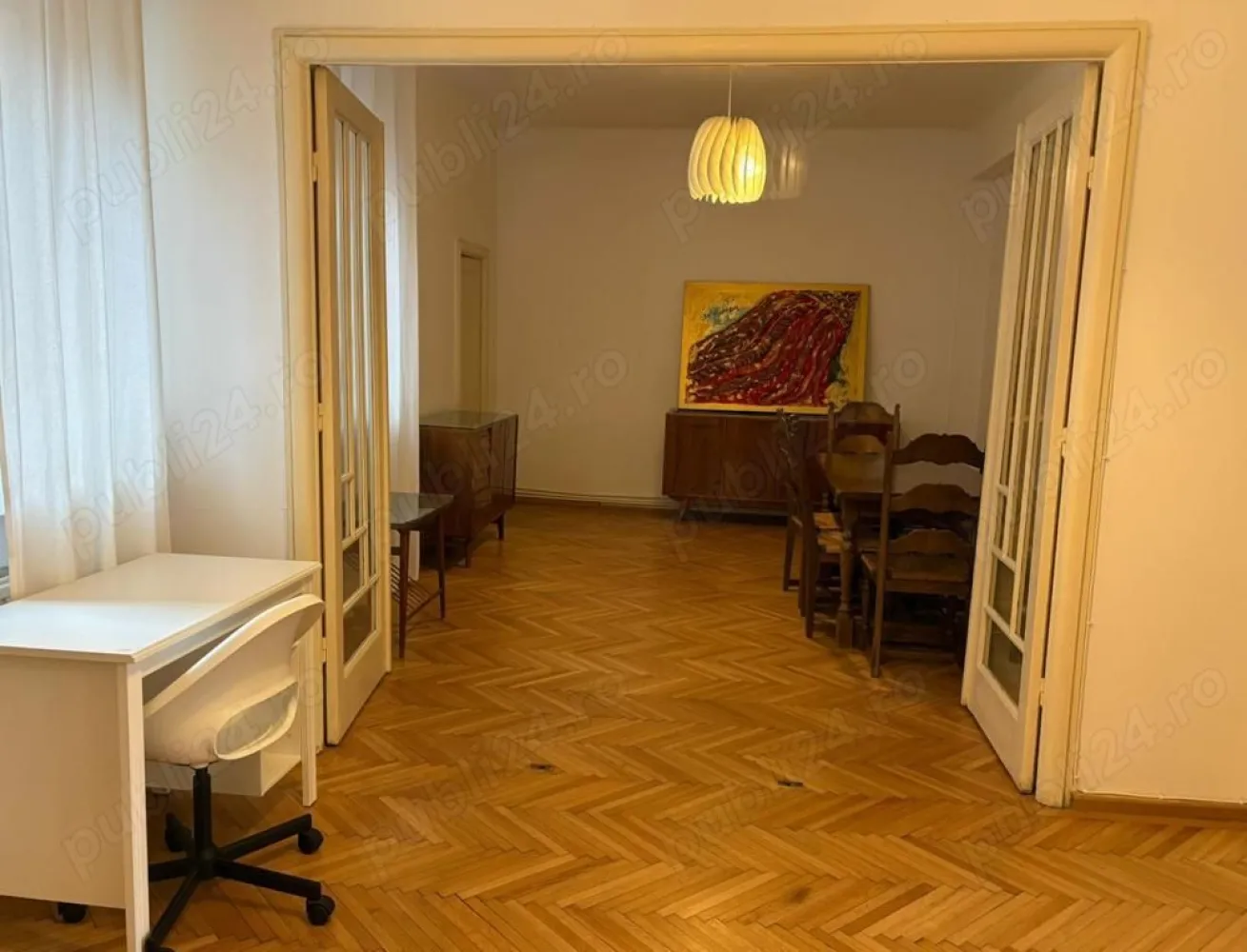 Ultracentral 4 camere - Vă propunem spre închiriere un apartament cu 4 camere și camera de serviciu, într-un bloc cu un regim de inaltime P+3E cu lift.Se recomandă rezidențial sau birouri Blocul se află în zona ultracentrală a orasului, lângă Bursă, aproape de piața Universității, și de toate atracțiile centrului capitalei. De asemenea, imobilul este in apropiere de metrou, autobuz, supermarket, parc, restaurant pub, centru universitar, scoala gradinita Imobilul nu este încadrat pe lista imobilelor cu grad seismic. Apartamentul are un aer exclusivist, salonul fiind separat de living printr-un glasvand, are 2 dormitoare, baie, grup sanitar de serviciu, bucătărie, cameră de serviciu, cămară, balcon, termopane wenge, gresie, faianță, parchet de stejar, centrală termică in condesare proprie, mașină de spălat rufe, combină frigorifică, aragaz, hotă, cuptor electric, aer conditionat, internet WIFI și televiziune pe fibră optică. Pret: 688 Euro Negociabil