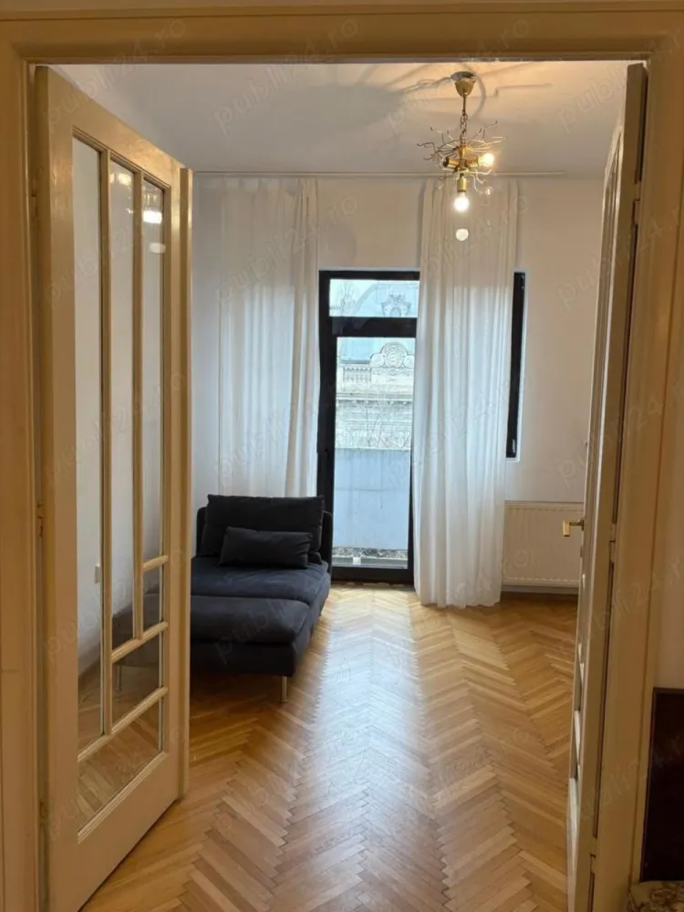 Ultracentral 4 camere - Vă propunem spre închiriere un apartament cu 4 camere și camera de serviciu, într-un bloc cu un regim de inaltime P+3E cu lift.Se recomandă rezidențial sau birouri Blocul se află în zona ultracentrală a orasului, lângă Bursă, aproape de piața Universității, și de toate atracțiile centrului capitalei. De asemenea, imobilul este in apropiere de metrou, autobuz, supermarket, parc, restaurant pub, centru universitar, scoala gradinita Imobilul nu este încadrat pe lista imobilelor cu grad seismic. Apartamentul are un aer exclusivist, salonul fiind separat de living printr-un glasvand, are 2 dormitoare, baie, grup sanitar de serviciu, bucătărie, cameră de serviciu, cămară, balcon, termopane wenge, gresie, faianță, parchet de stejar, centrală termică in condesare proprie, mașină de spălat rufe, combină frigorifică, aragaz, hotă, cuptor electric, aer conditionat, internet WIFI și televiziune pe fibră optică. Pret: 688 Euro Negociabil