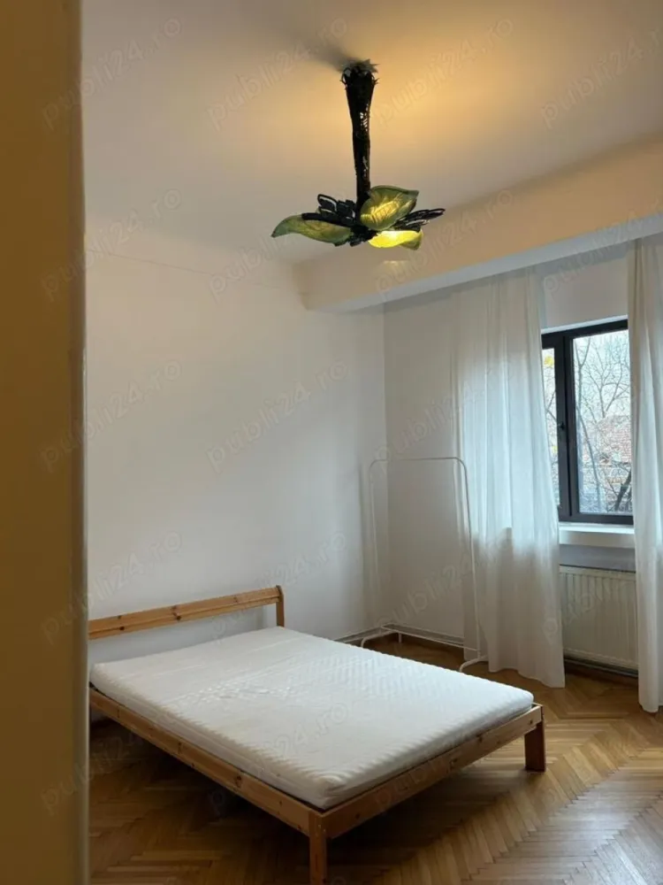 Ultracentral 4 camere - Vă propunem spre închiriere un apartament cu 4 camere și camera de serviciu, într-un bloc cu un regim de inaltime P+3E cu lift.Se recomandă rezidențial sau birouri Blocul se află în zona ultracentrală a orasului, lângă Bursă, aproape de piața Universității, și de toate atracțiile centrului capitalei. De asemenea, imobilul este in apropiere de metrou, autobuz, supermarket, parc, restaurant pub, centru universitar, scoala gradinita Imobilul nu este încadrat pe lista imobilelor cu grad seismic. Apartamentul are un aer exclusivist, salonul fiind separat de living printr-un glasvand, are 2 dormitoare, baie, grup sanitar de serviciu, bucătărie, cameră de serviciu, cămară, balcon, termopane wenge, gresie, faianță, parchet de stejar, centrală termică in condesare proprie, mașină de spălat rufe, combină frigorifică, aragaz, hotă, cuptor electric, aer conditionat, internet WIFI și televiziune pe fibră optică. Pret: 688 Euro Negociabil